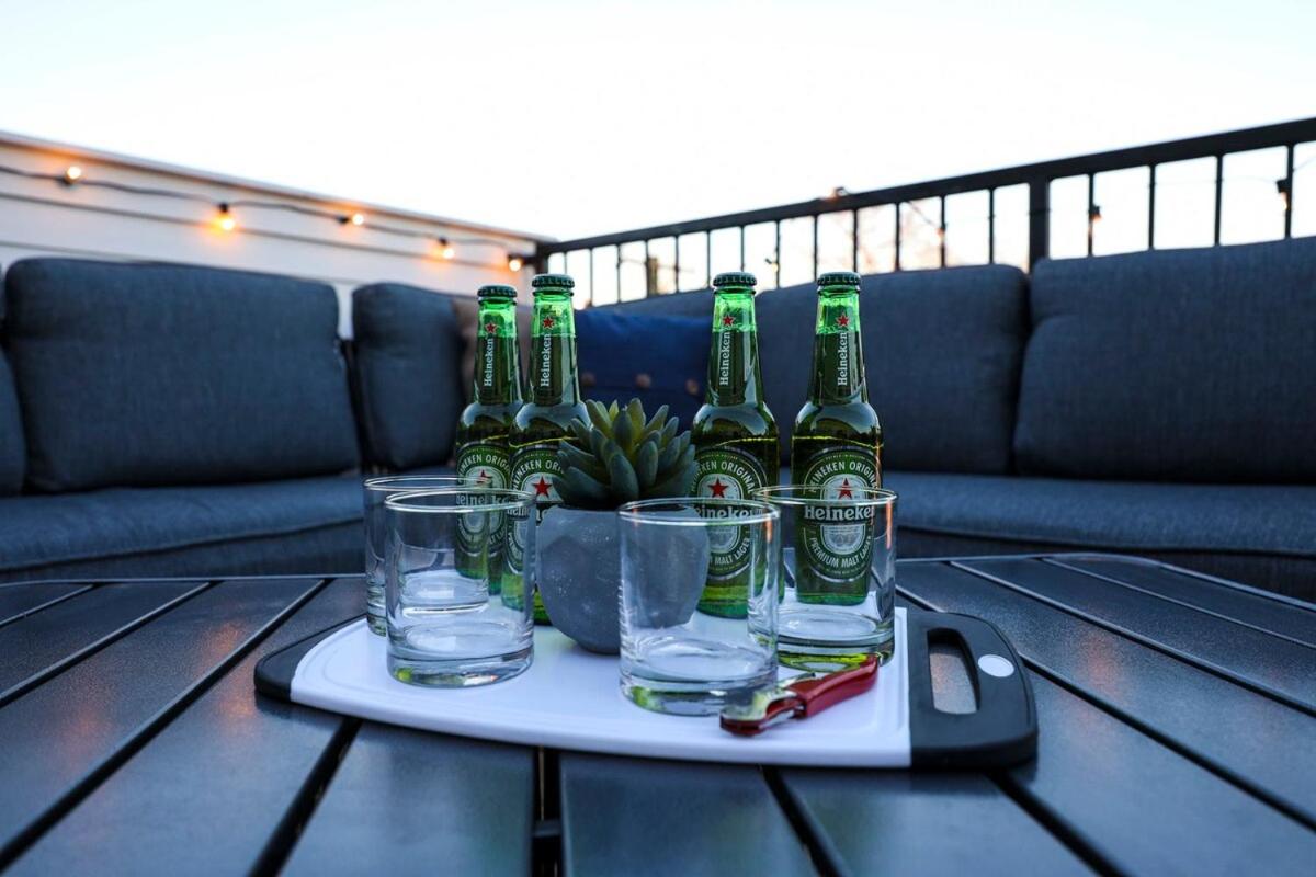 New Lux Townhome 6 mins to DT Rooftop Sleeps 12 view 5