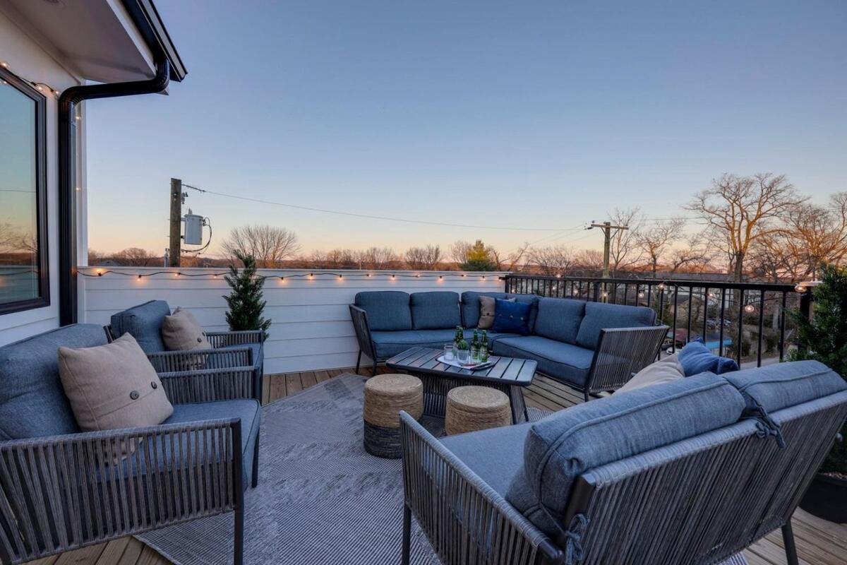 New Lux Townhome 6 mins to DT Rooftop Sleeps 12 view 4