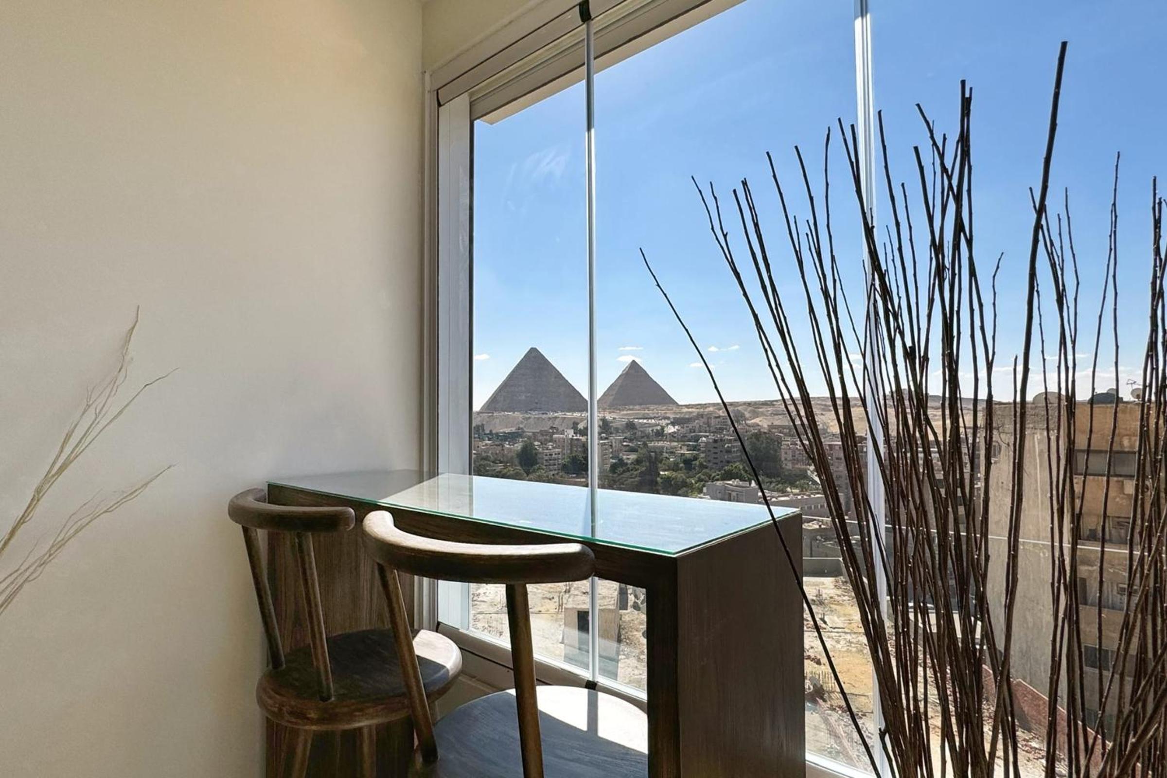 The Pyramids Horizon Studio w Bathtub