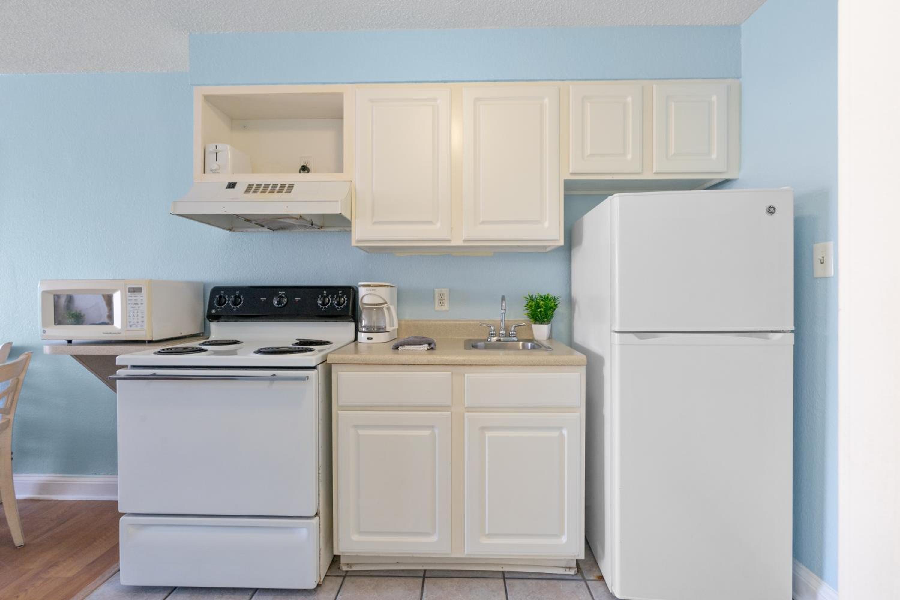 Budget Friendly Oceanview Studio, Sleep 4! view 2