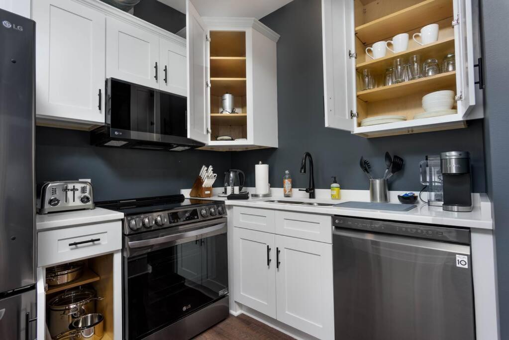 Flats on Front - Riverfront Gem Fast Wi-Fi 3F view 3
