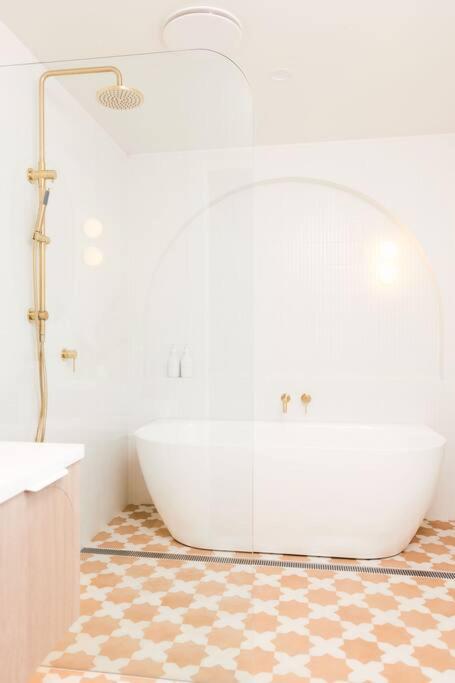 Soul Sister Cottage- walking distance to Foo Fighters Concert