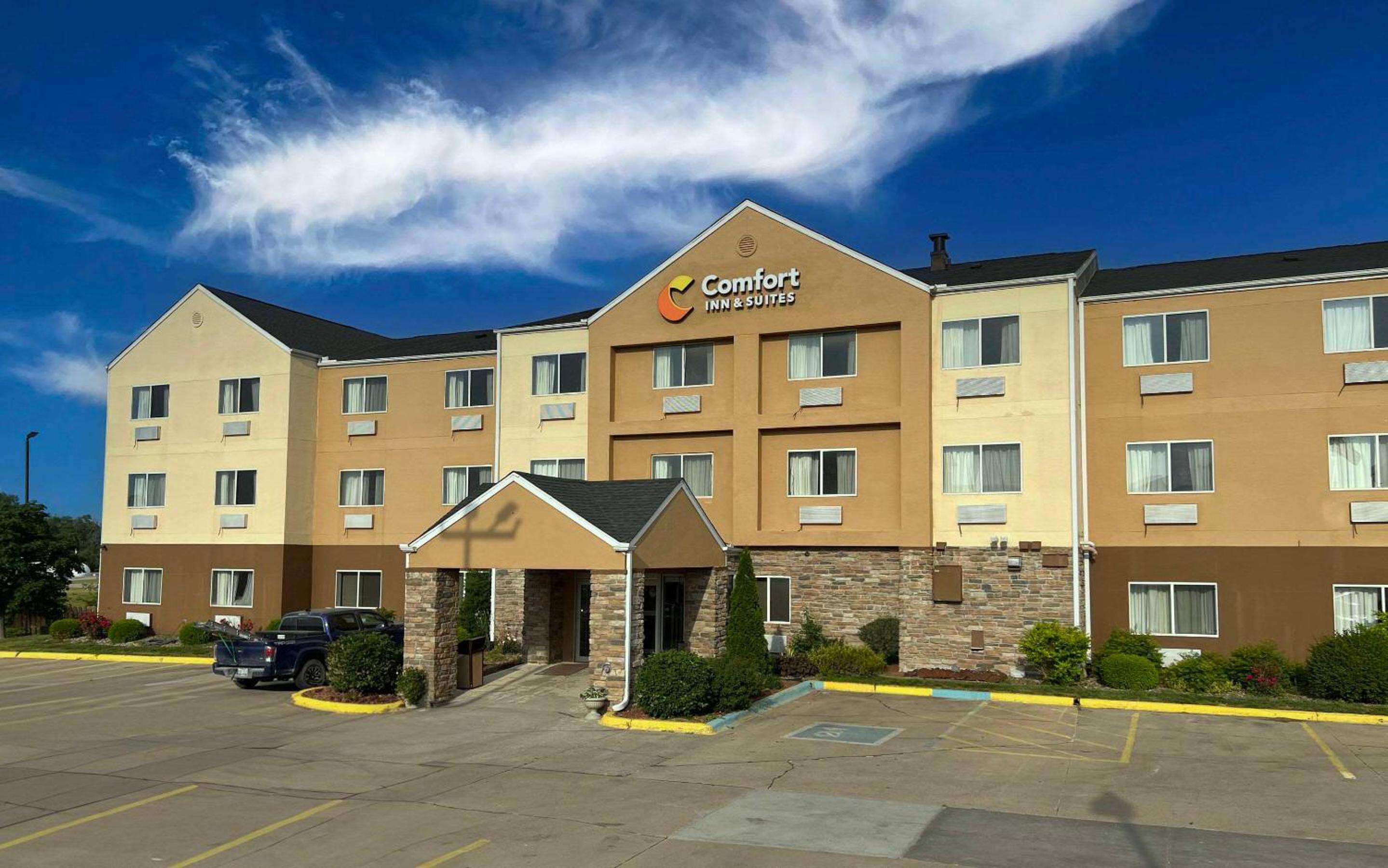 Cedar Rapids Vacations - Comfort Inn  Suites Coralville - Iowa City near Iowa River Landing - Property Image 2