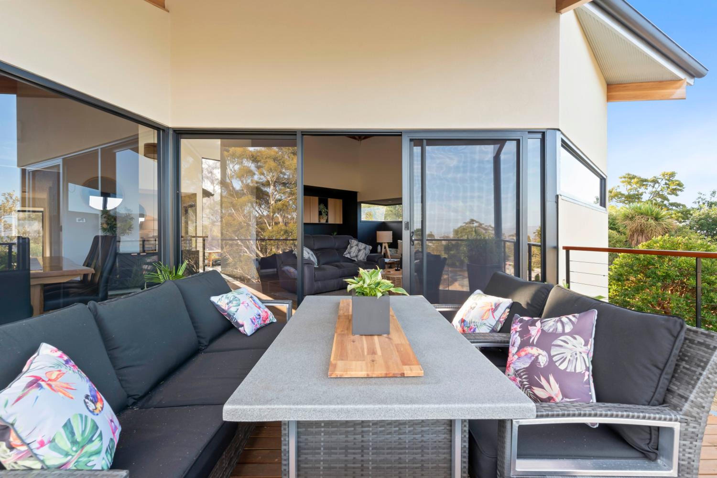 Tree Top Views - Magnificent 4 Bedroom House - 3 Minutes to MONA