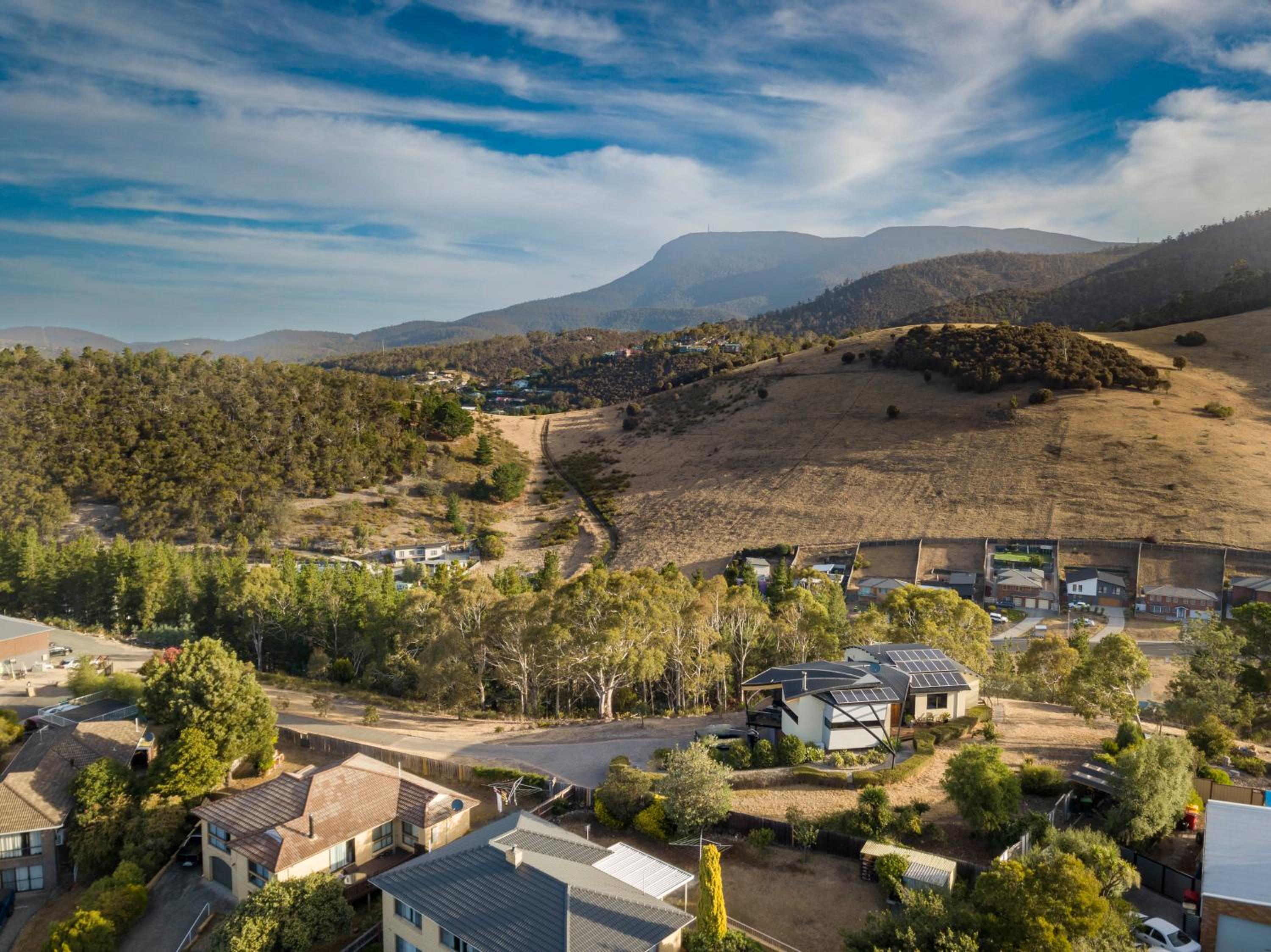 Tree Top Views - Magnificent 4 Bedroom House - 3 Minutes to MONA