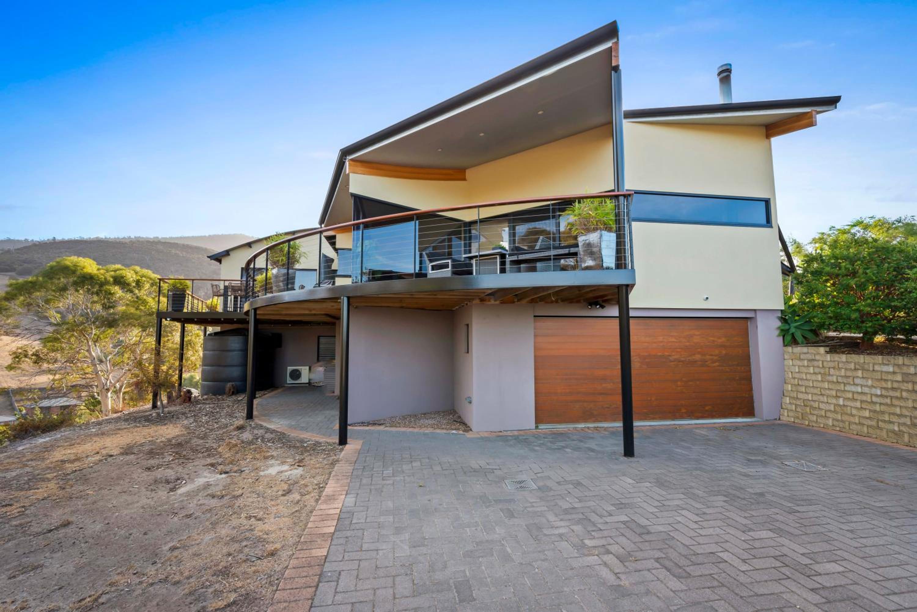 Tree Top Views - Magnificent 4 Bedroom House - 3 Minutes to MONA