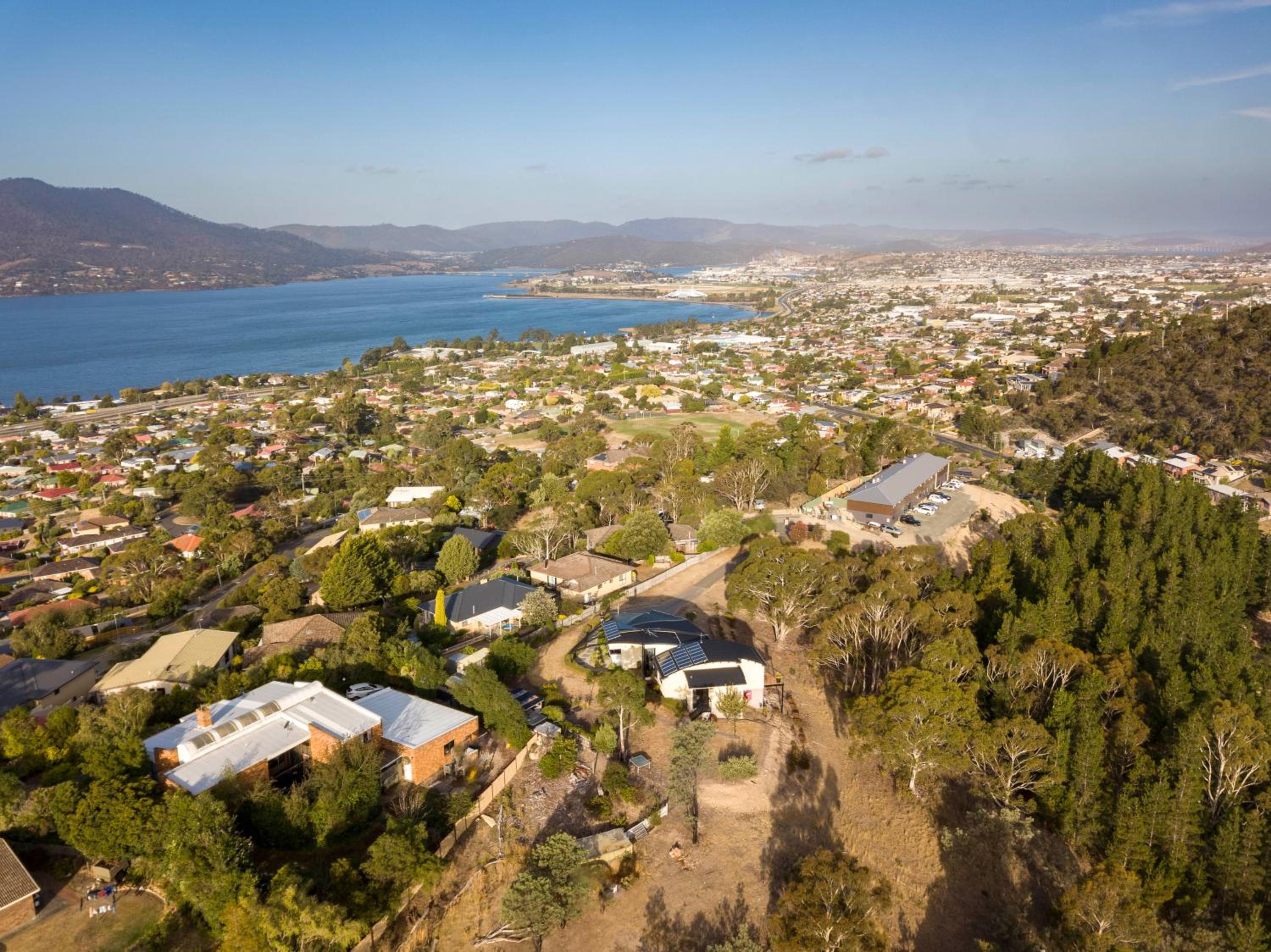 Tree Top Views - Magnificent 4 Bedroom House - 3 Minutes to MONA