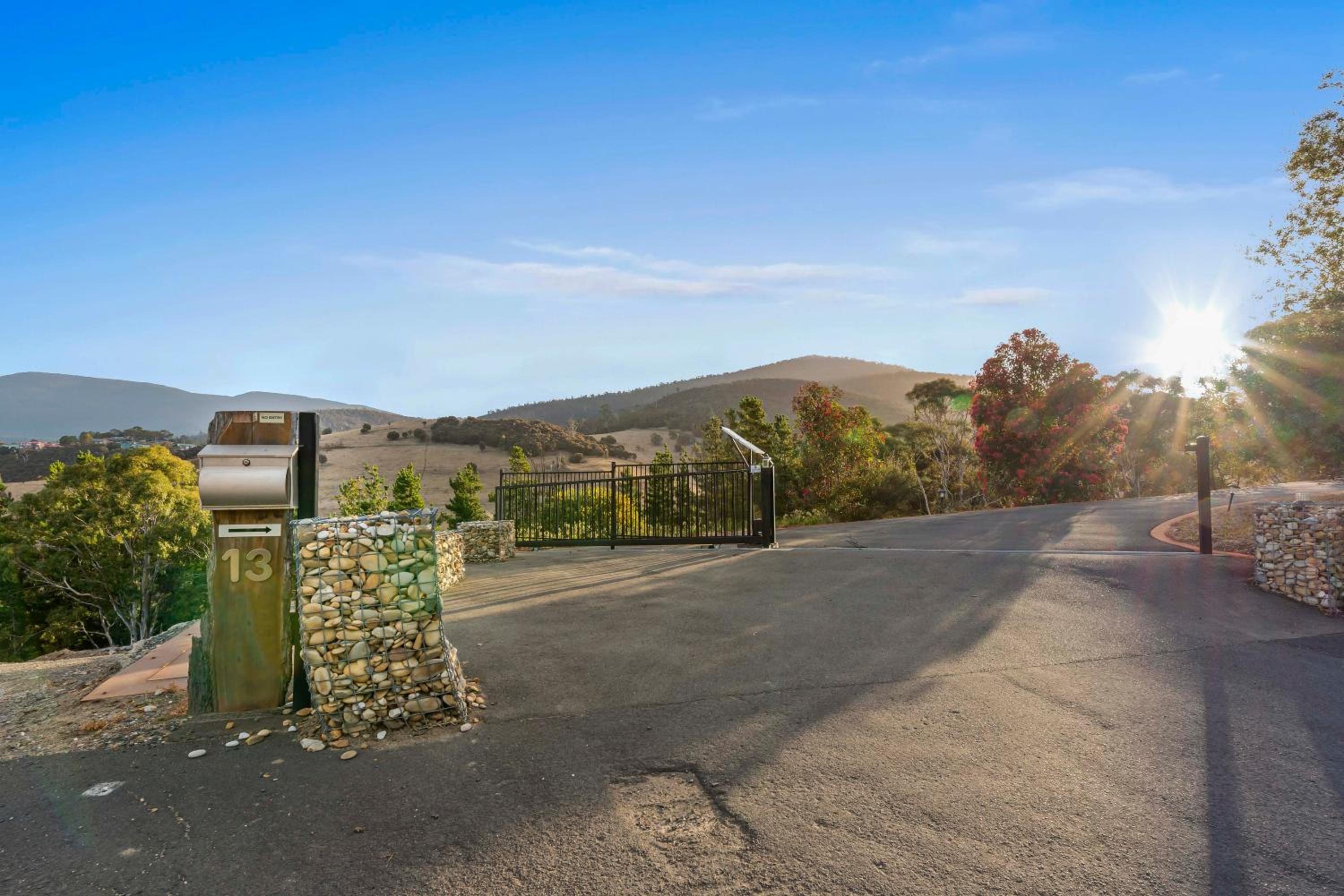 Tree Top Views - Magnificent 4 Bedroom House - 3 Minutes to MONA
