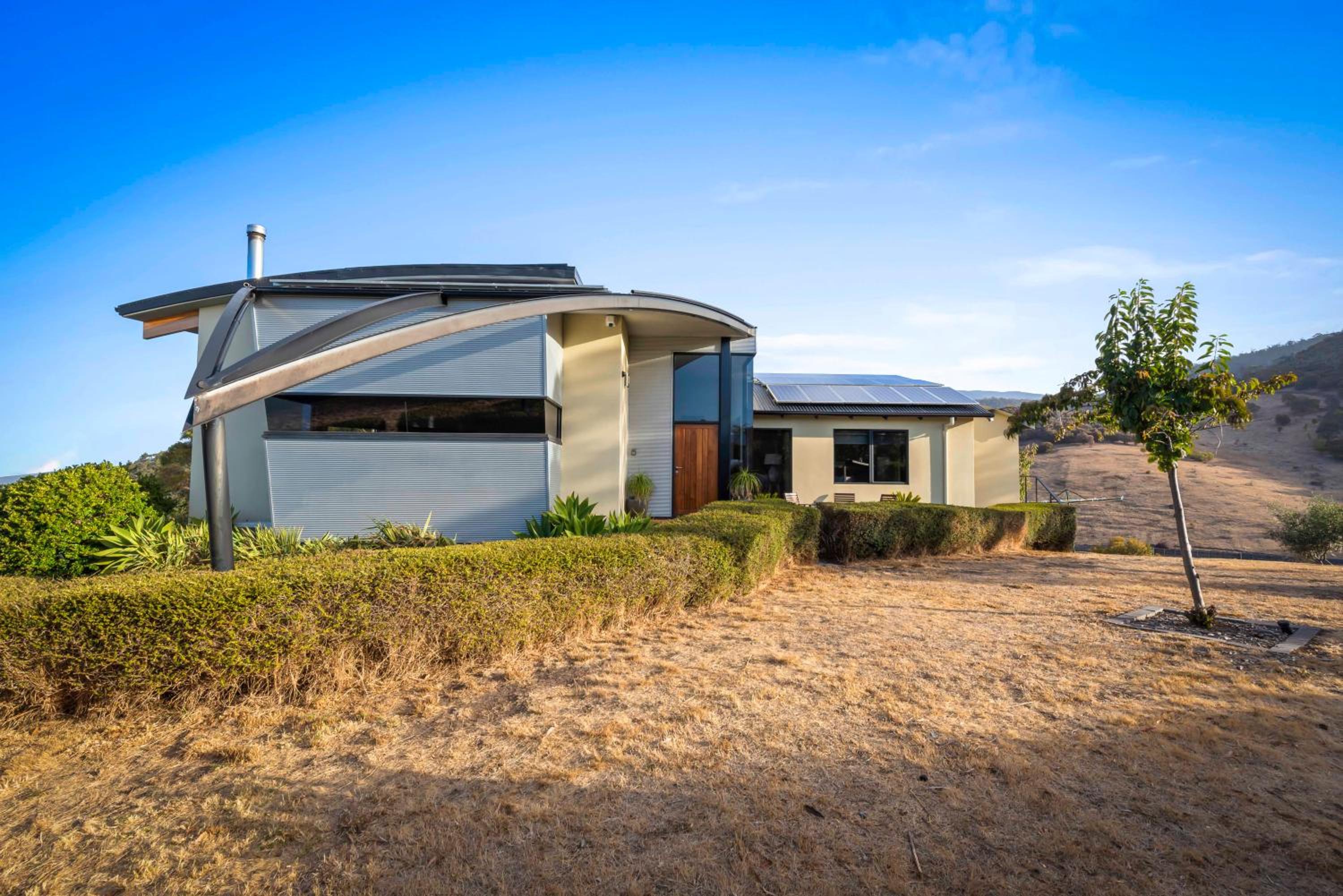Tree Top Views - Magnificent 4 Bedroom House - 3 Minutes to MONA