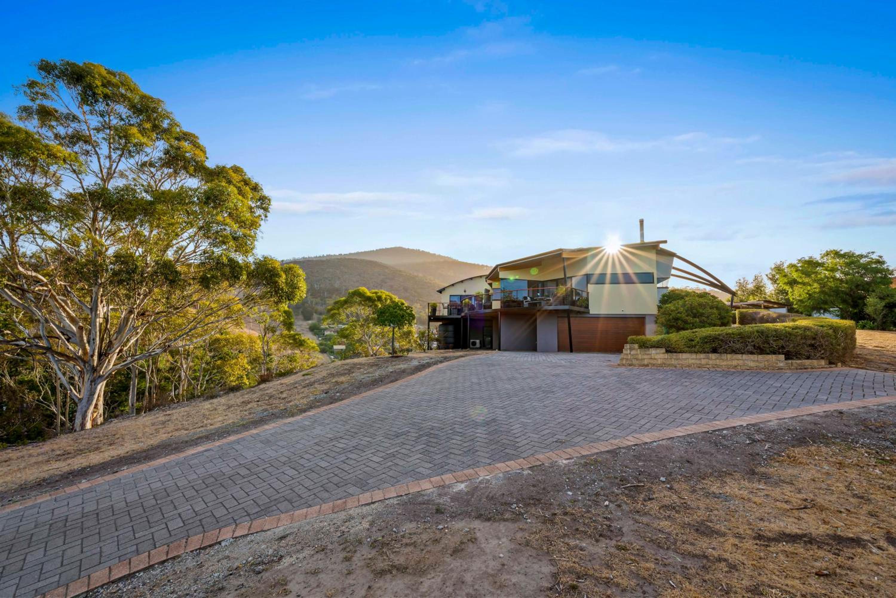 Tree Top Views - Magnificent 4 Bedroom House - 3 Minutes to MONA