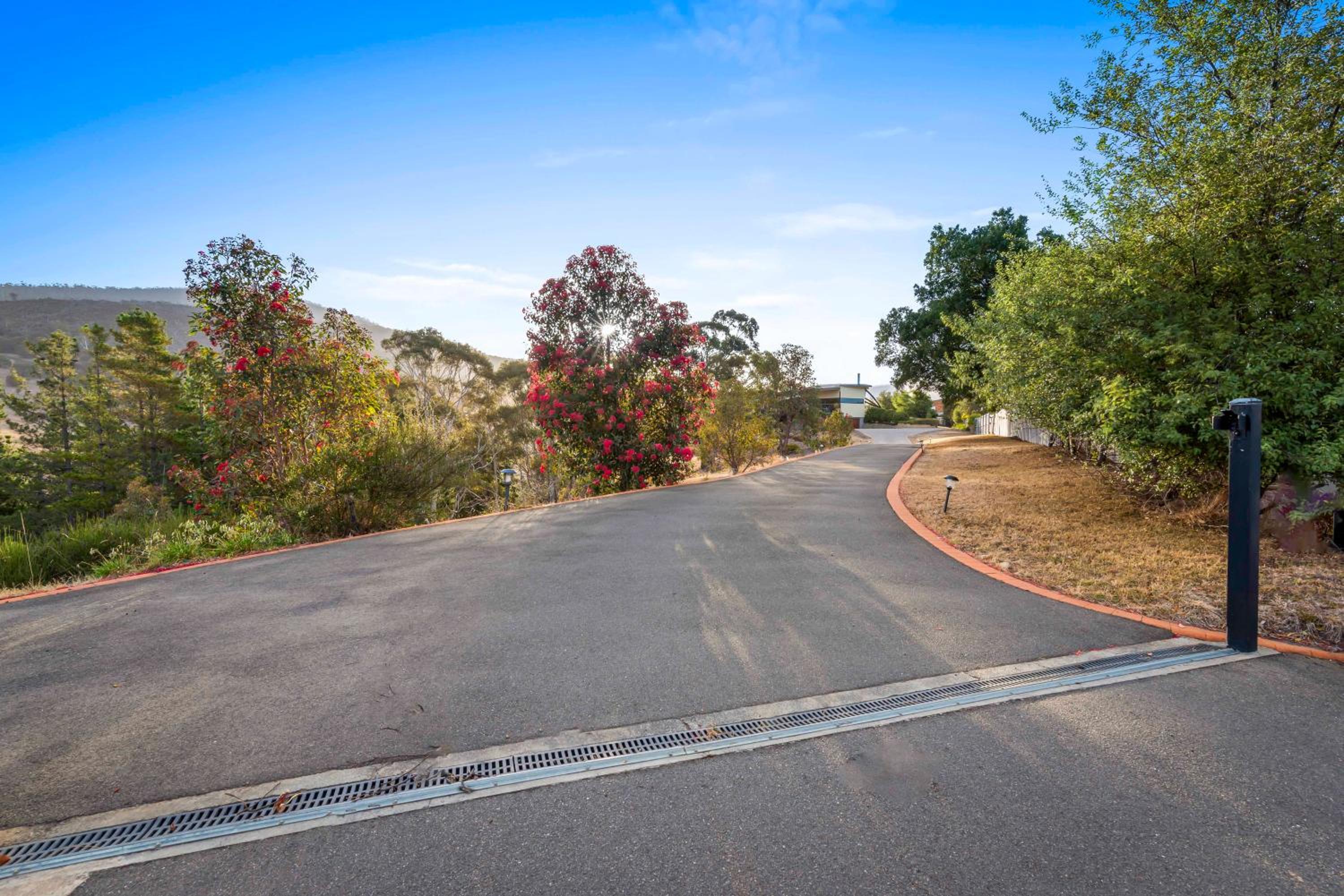 Tree Top Views - Magnificent 4 Bedroom House - 3 Minutes to MONA