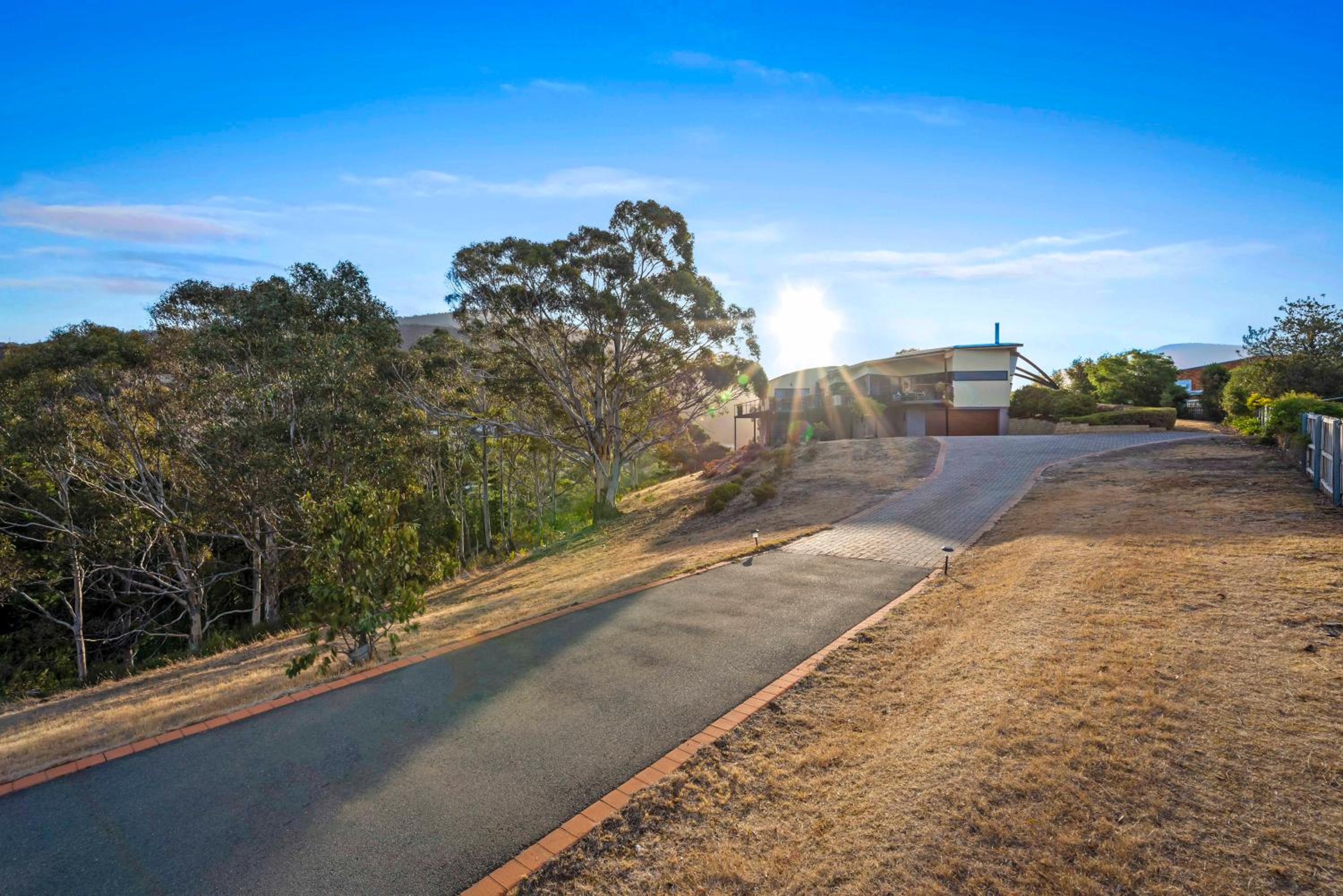 Tree Top Views - Magnificent 4 Bedroom House - 3 Minutes to MONA
