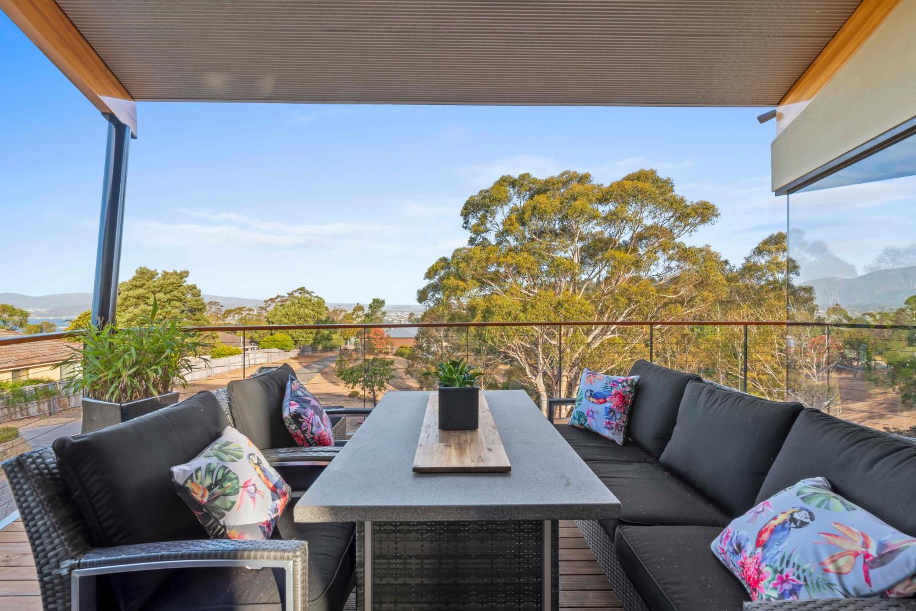 Tree Top Views - Magnificent 4 Bedroom House - 3 Minutes to MONA