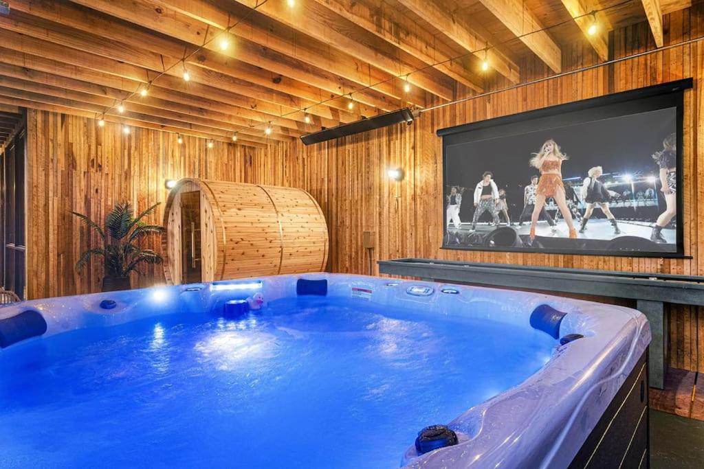 Longhaus: Modern Minimalist Luxury Home: Firepit, outdoor kitchen, pets view 4