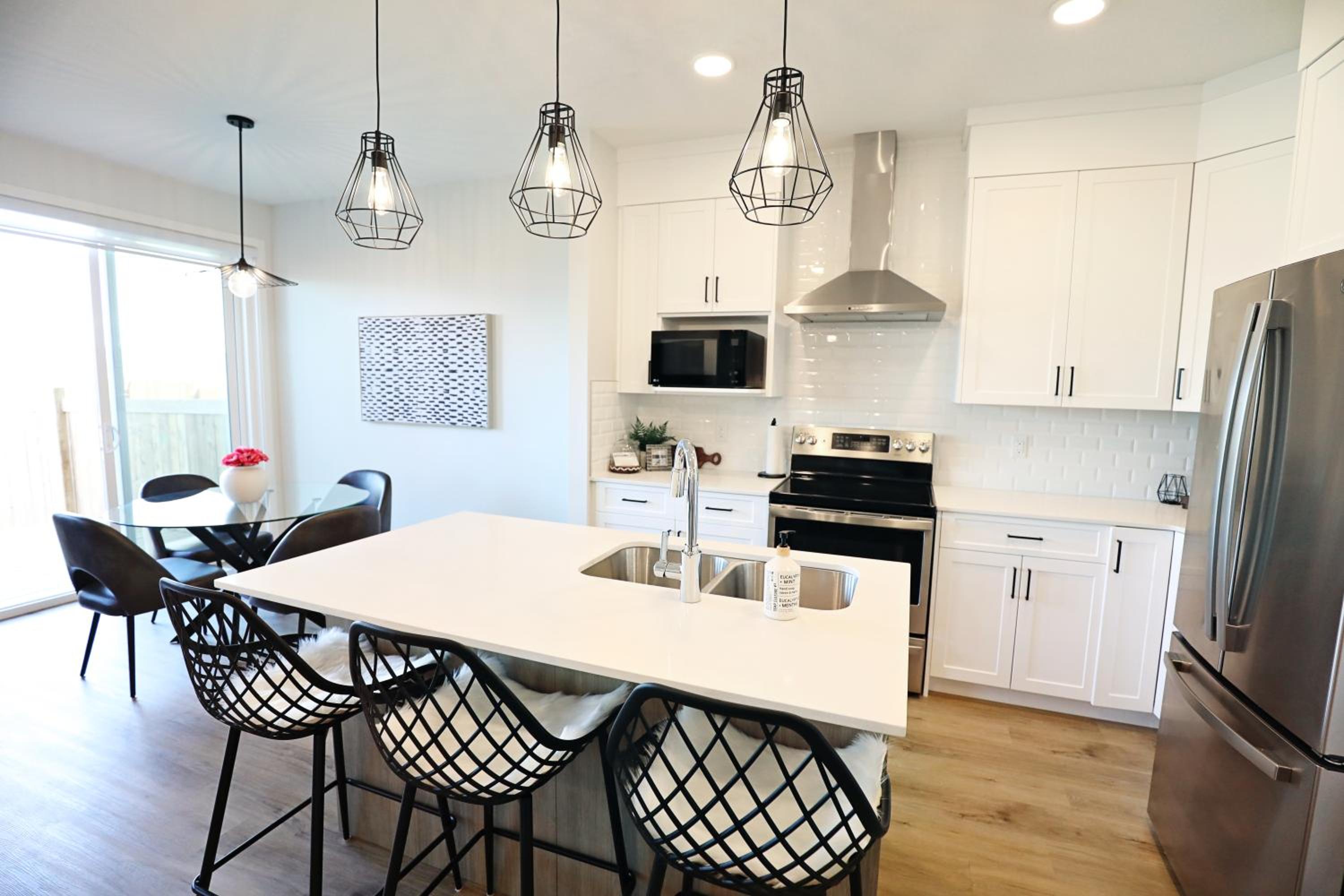 Stylish Home with AC, 3 King Beds, Garage, Disney