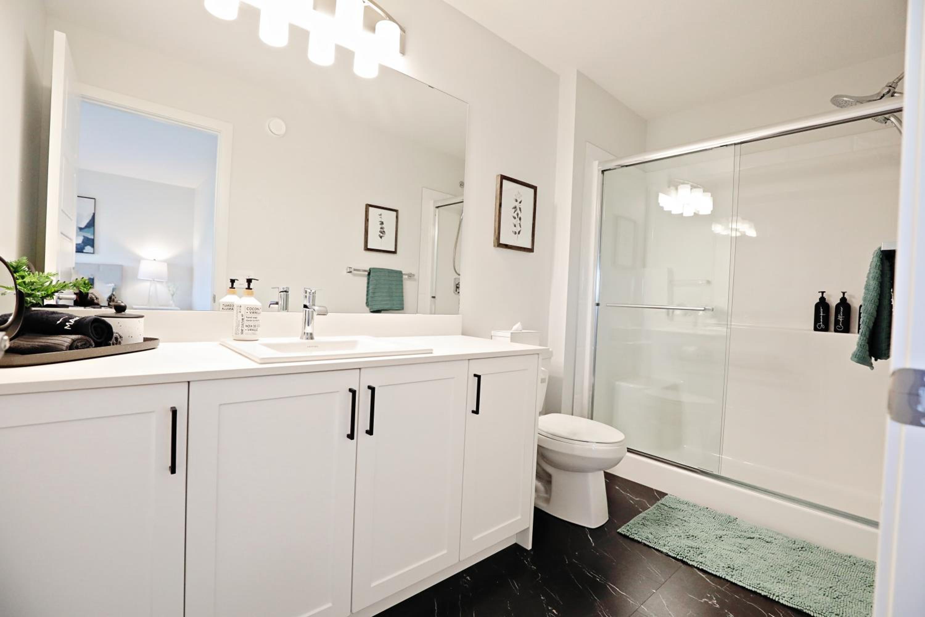 Stylish Home with AC, 3 King Beds, Garage, Disney