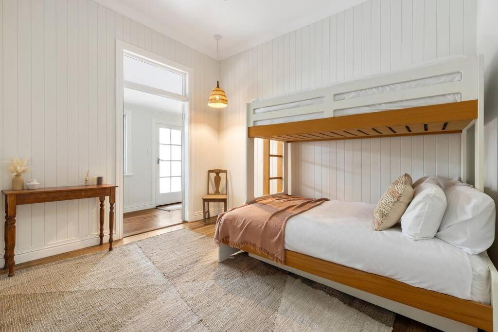 Fuller Holidays - Daisy's Beach House - Burns St Byron Town