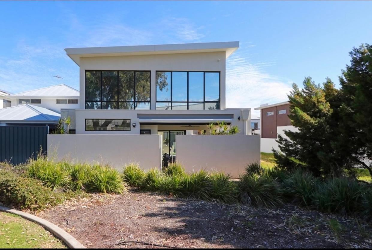 Ultra Modern Villa Walk to the Beach