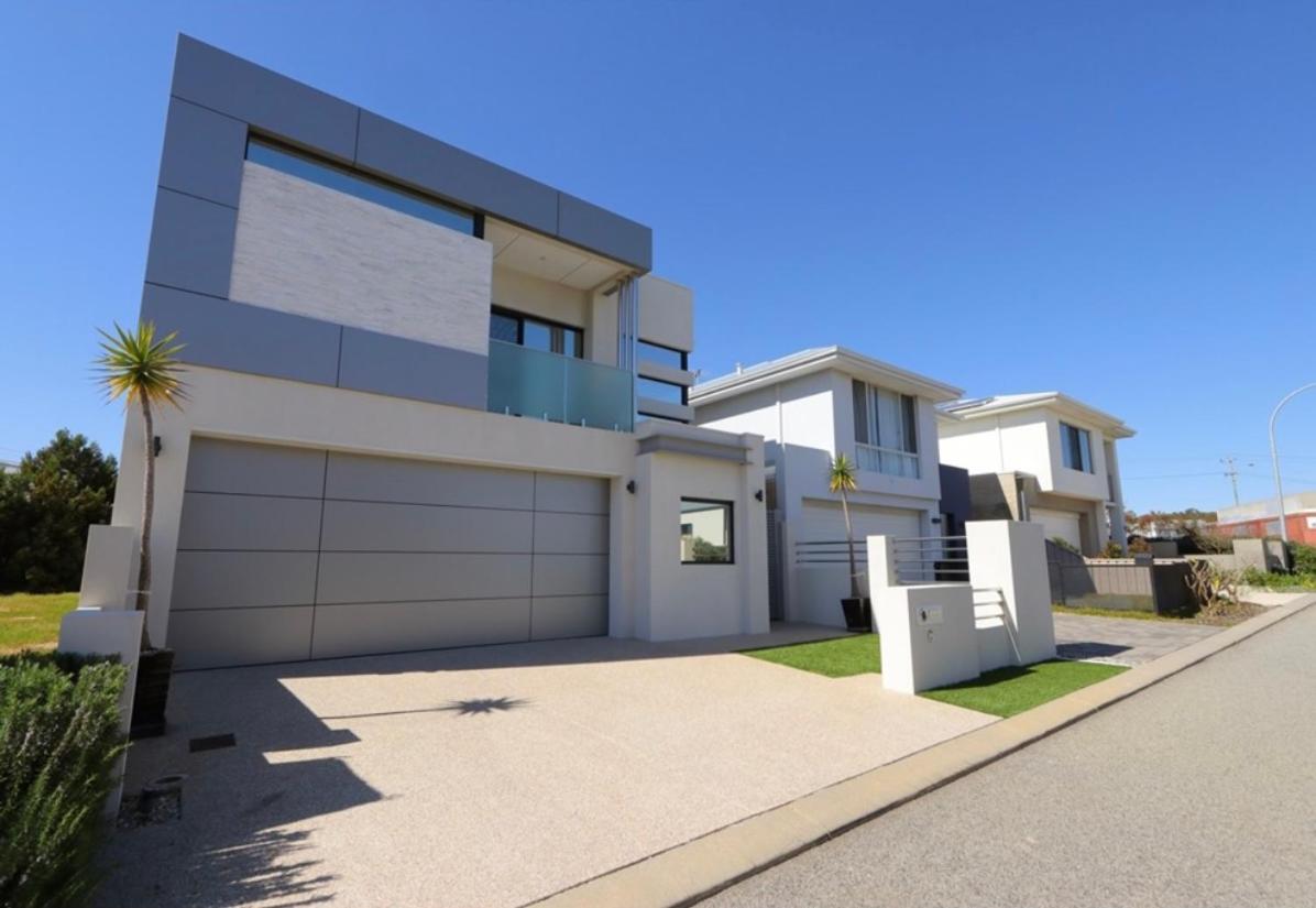 Ultra Modern Villa Walk to the Beach