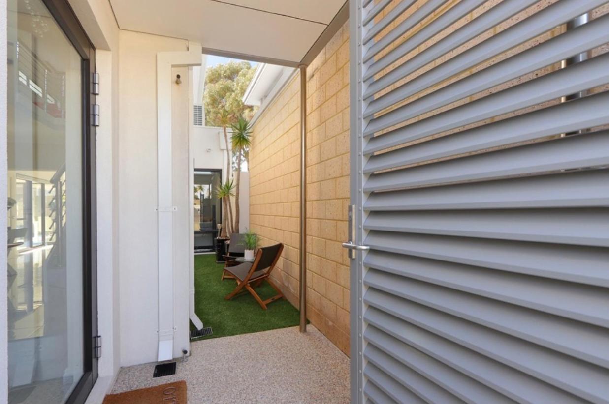 Ultra Modern Villa Walk to the Beach