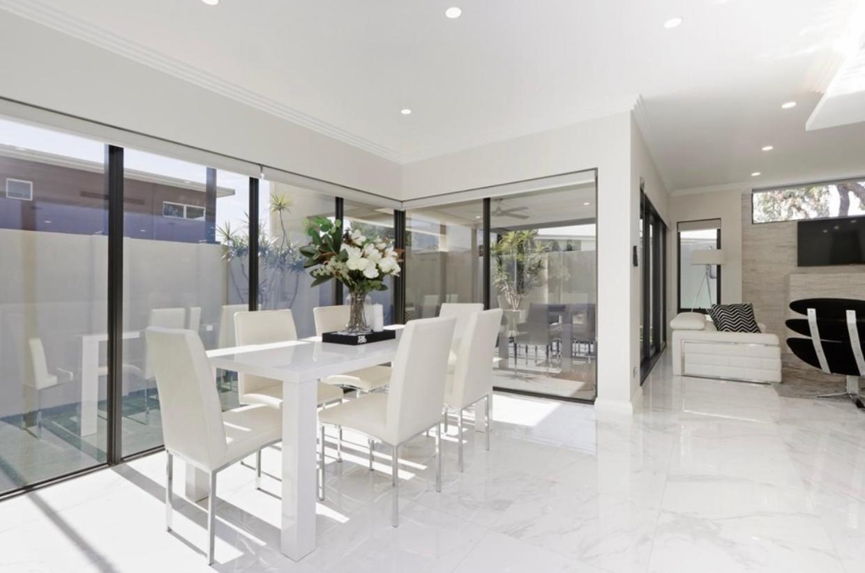 Ultra Modern Villa Walk to the Beach