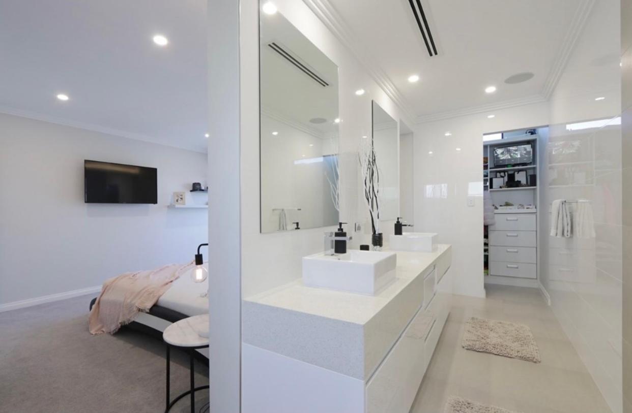 Ultra Modern Villa Walk to the Beach