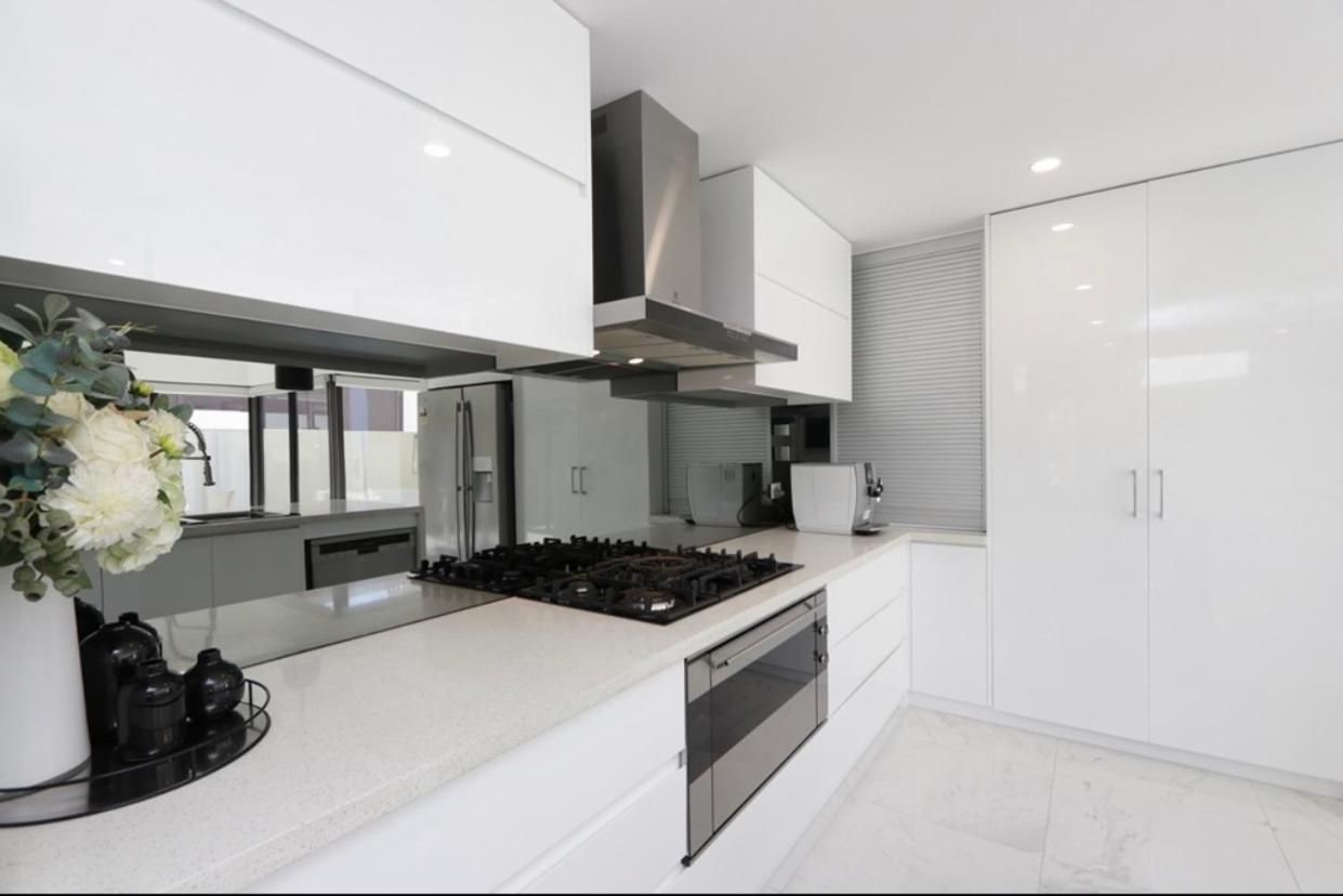 Ultra Modern Villa Walk to the Beach