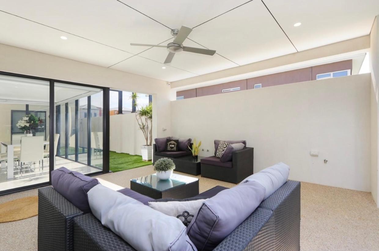 Ultra Modern Villa Walk to the Beach