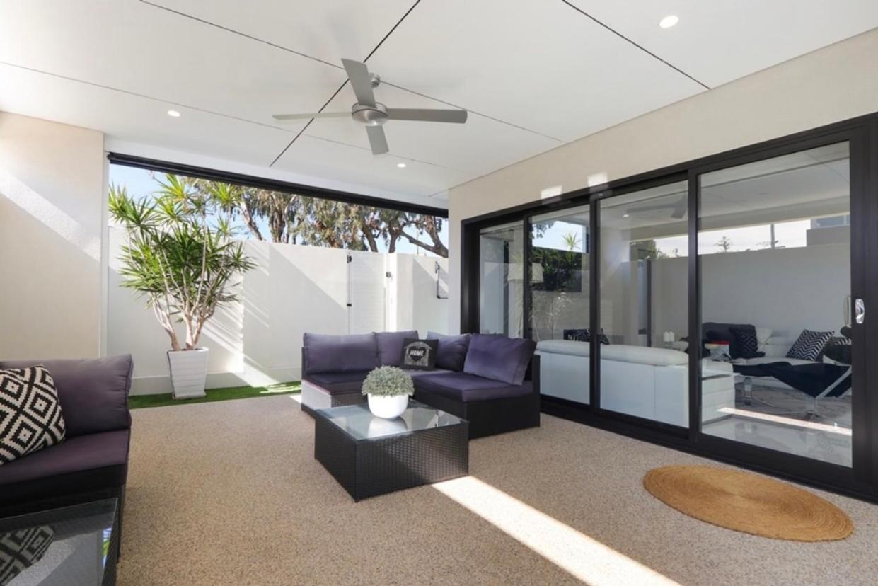 Ultra Modern Villa Walk to the Beach