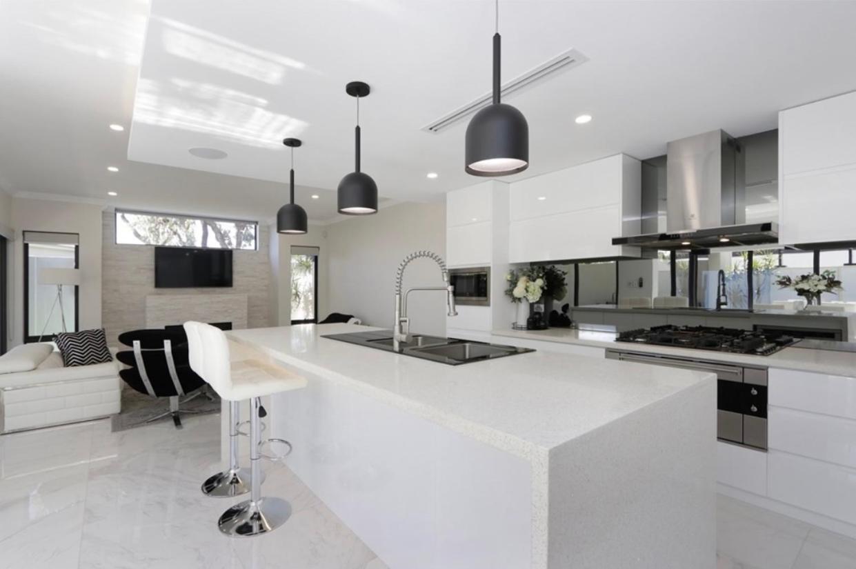 Ultra Modern Villa Walk to the Beach