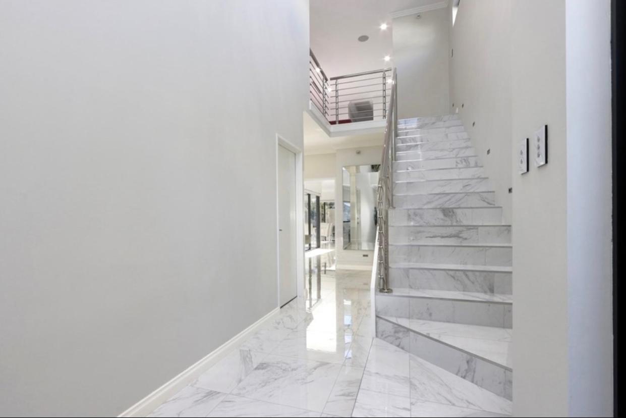 Ultra Modern Villa Walk to the Beach