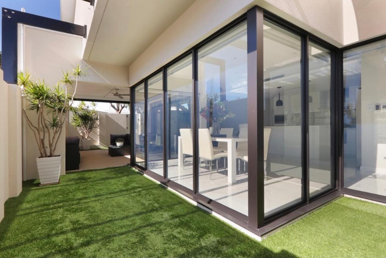 Ultra Modern Villa Walk to the Beach