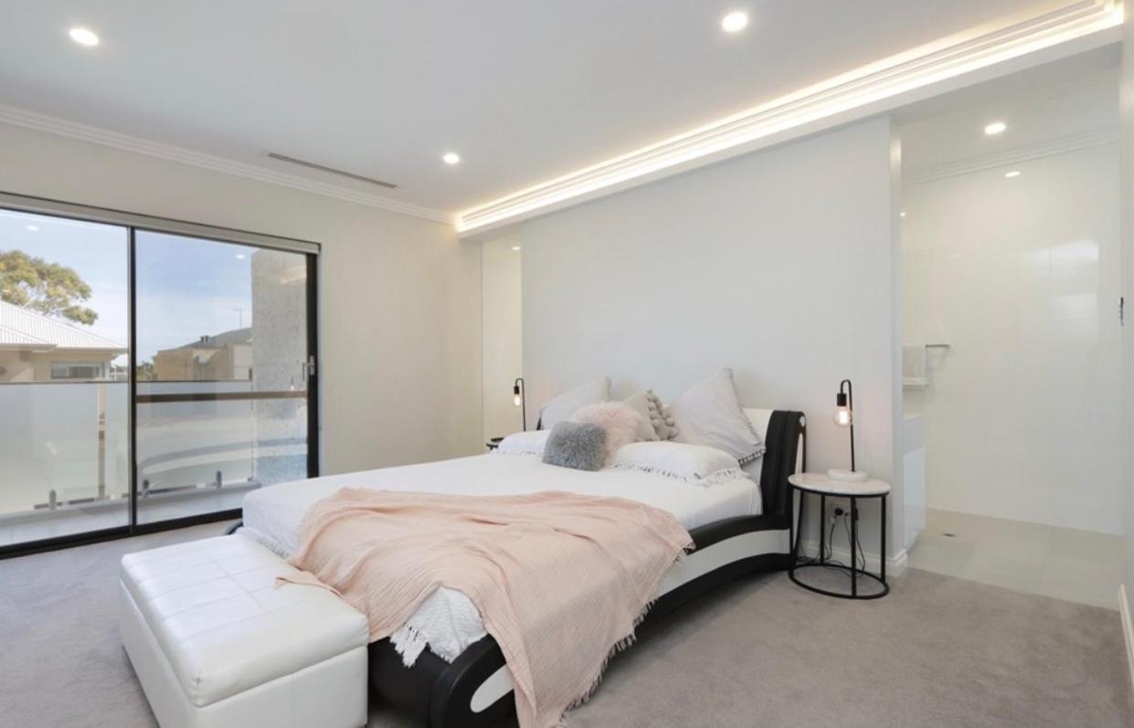 Ultra Modern Villa Walk to the Beach
