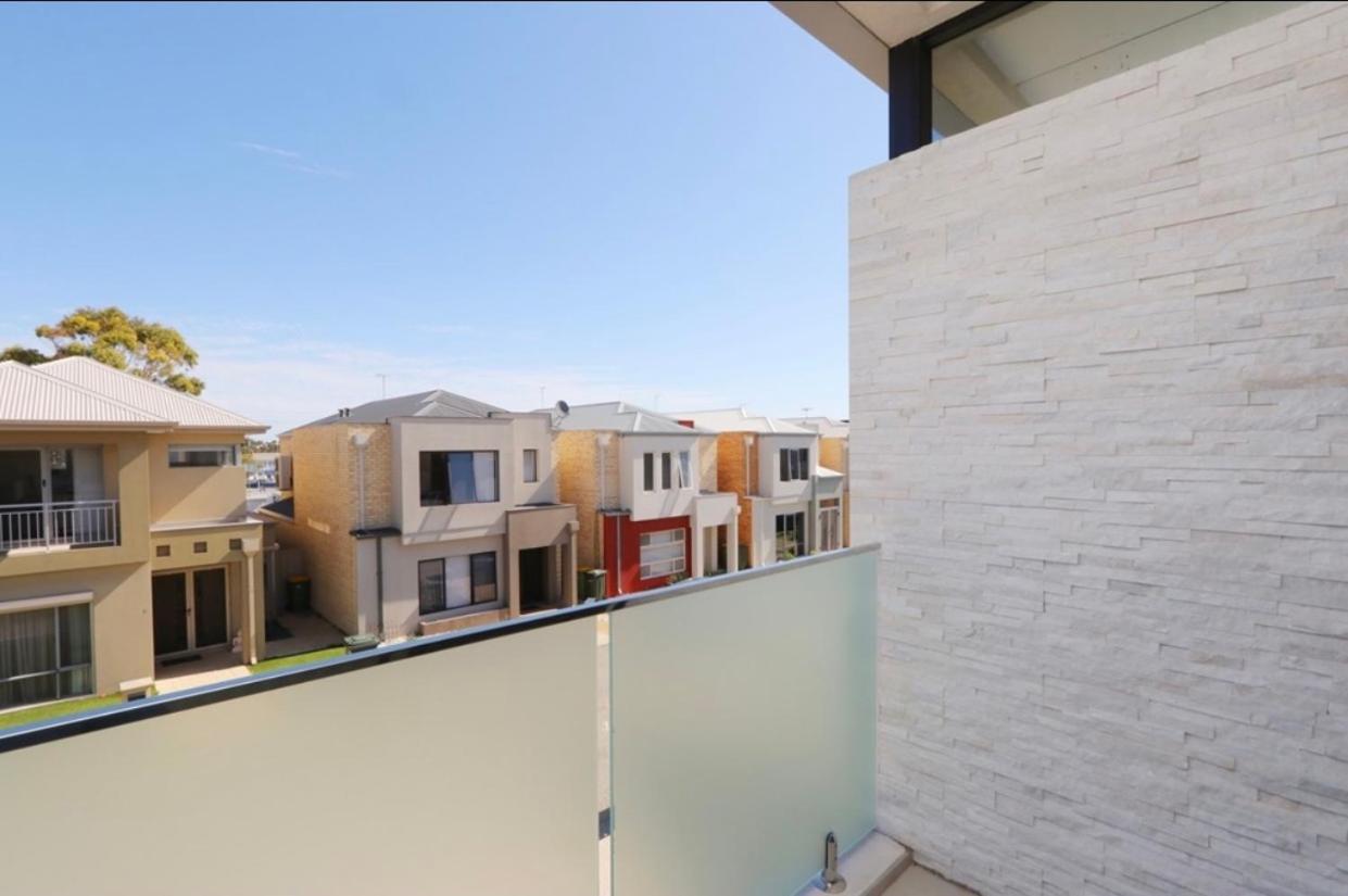 Ultra Modern Villa Walk to the Beach