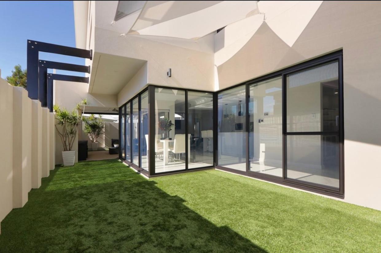 Ultra Modern Villa Walk to the Beach