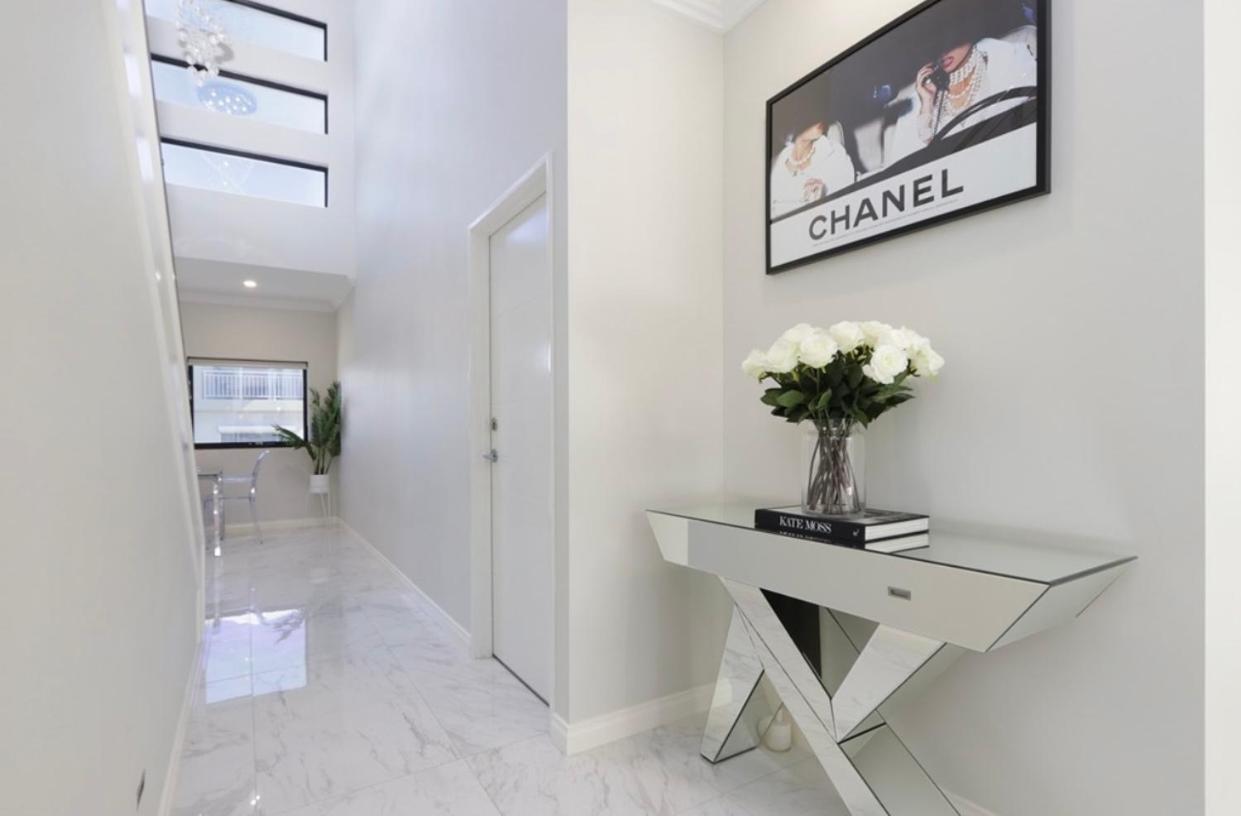 Ultra Modern Villa Walk to the Beach