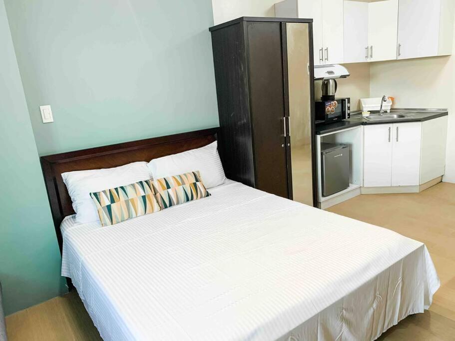 Homey Studio Suite at Avida IT Park (w/ WiFi) view 4