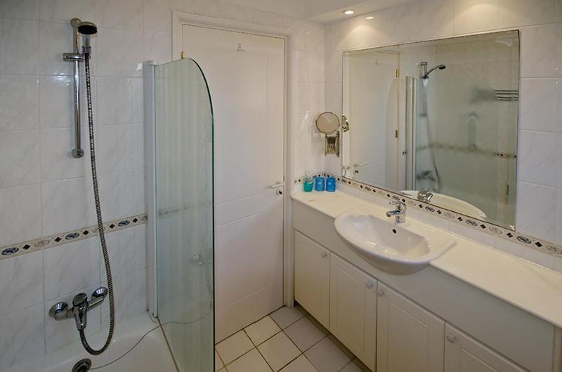 Award-winning 3-bedroom apartment near beach