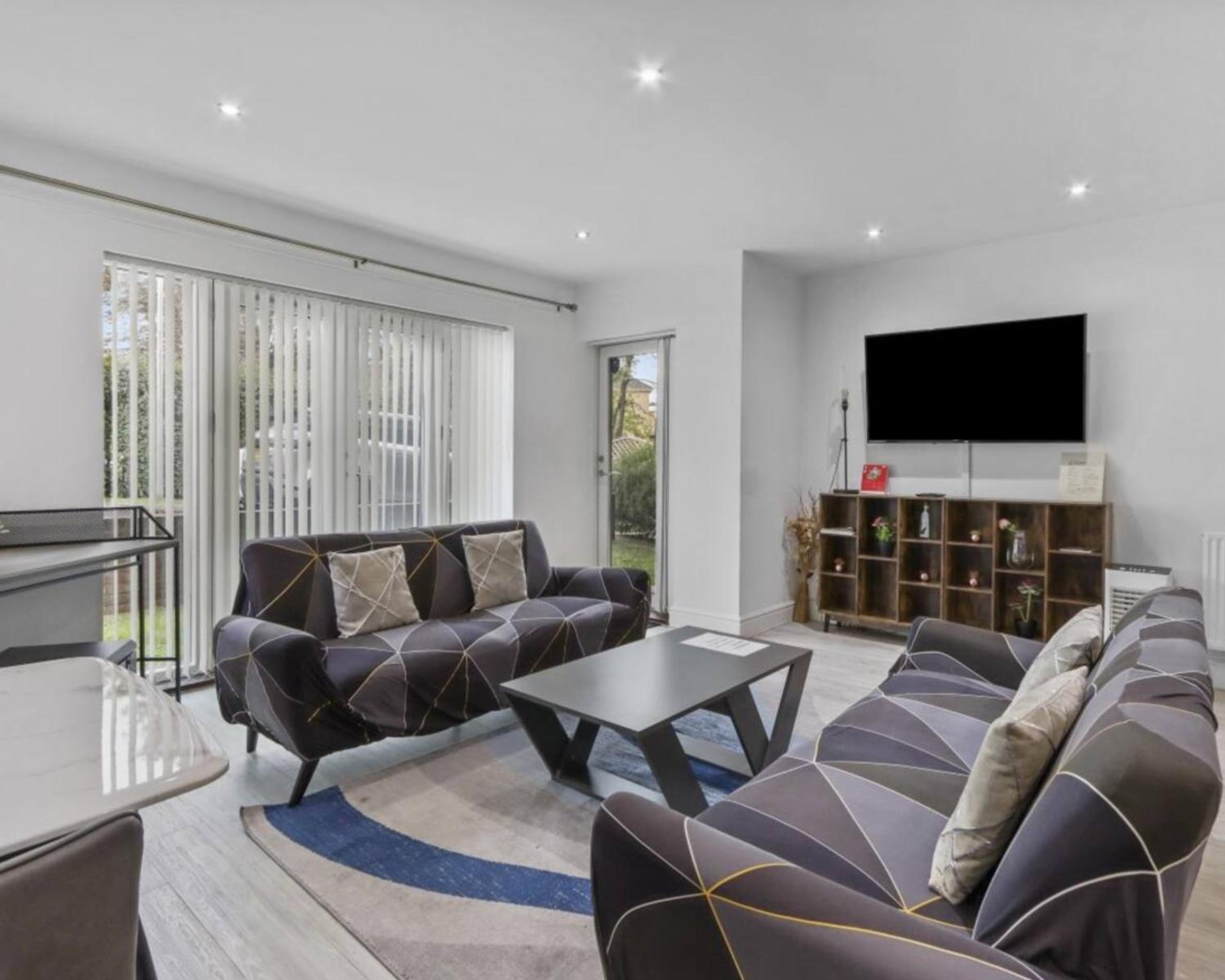 Luxury 2Bedroom - 2Bath - Prime location - Patio