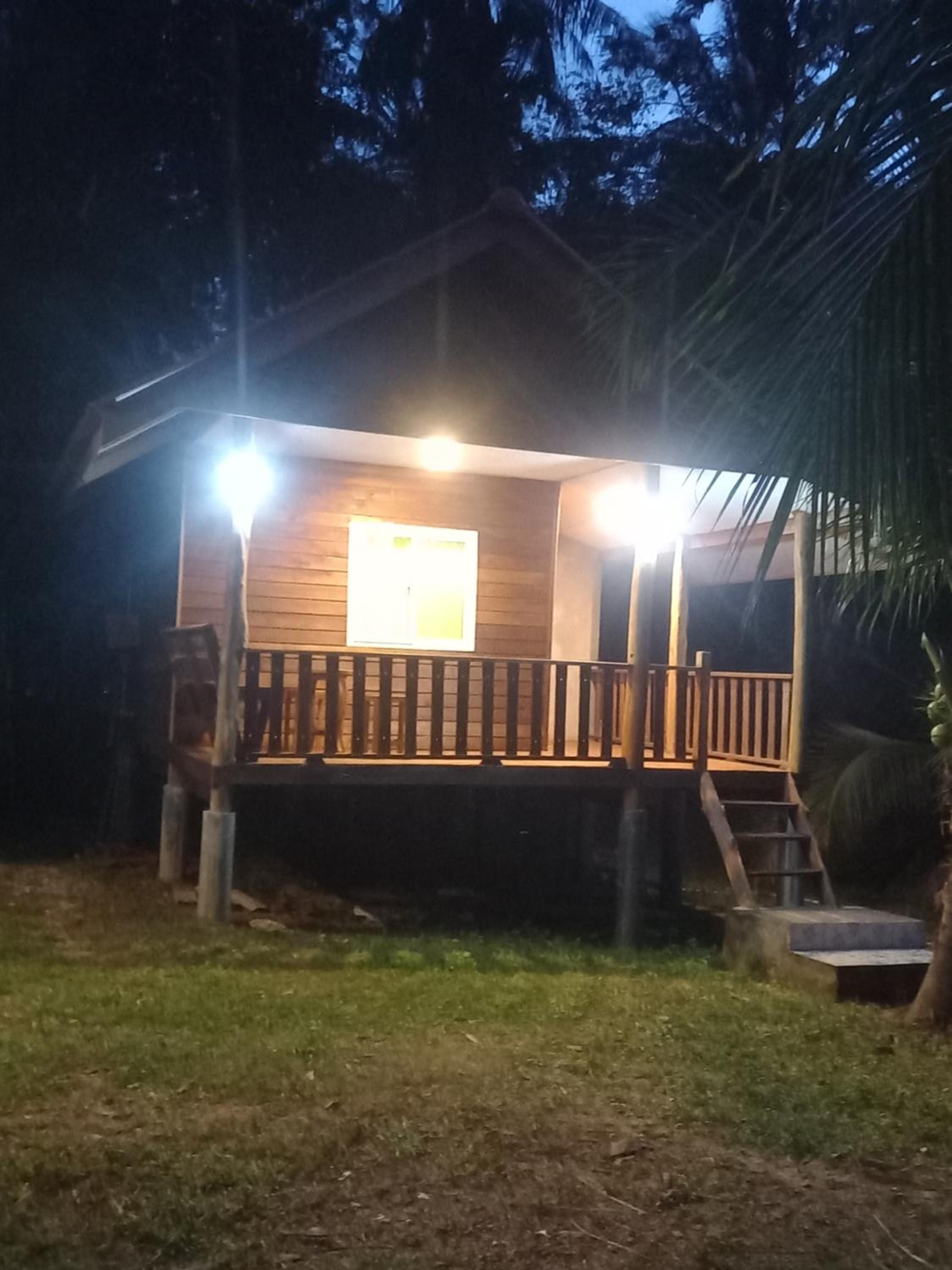 ฟาดิลบังกะโล Fadel bungalow