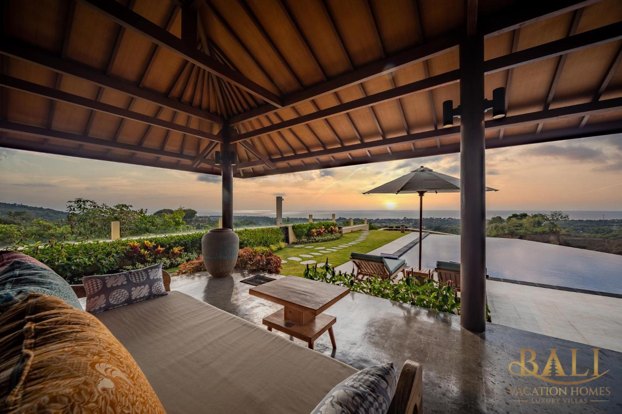 Villa Asem Kembar-Breathtaking Clifftop Luxury Honeymoon Villa! view 3