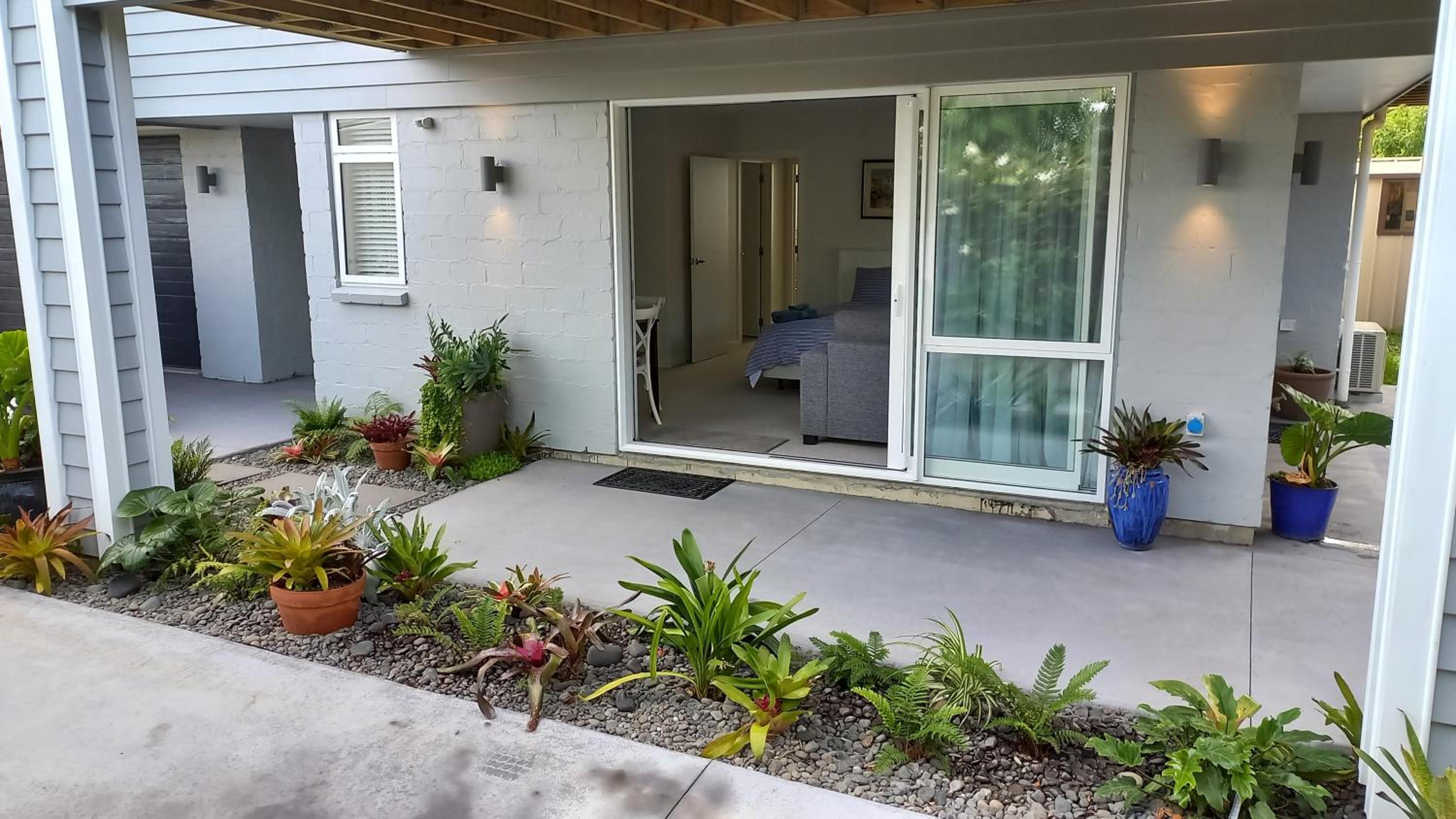 Stylish Matua Apartment view 4