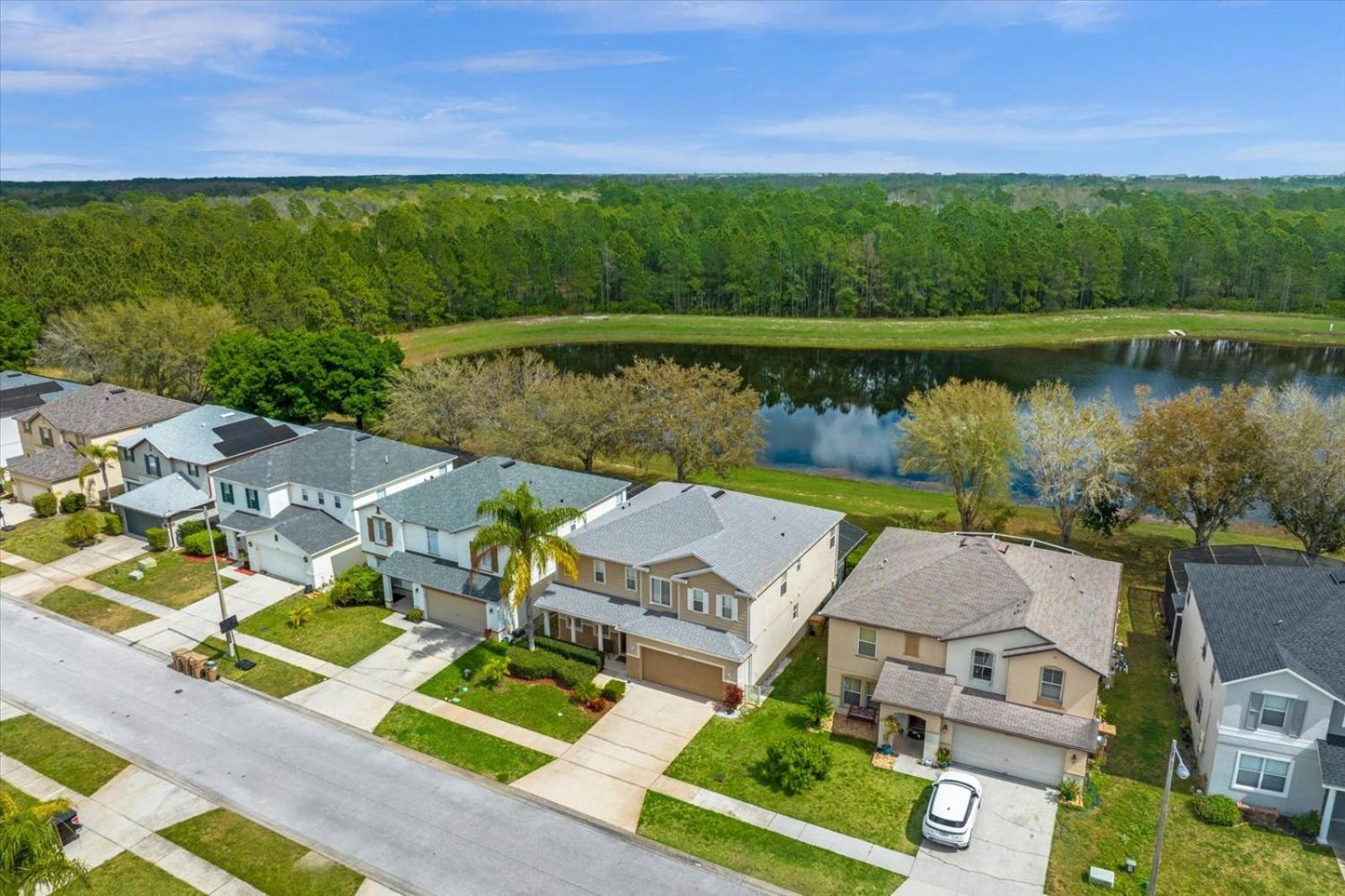 Bluelakeview Luxury Villa with Private Pool & Spa plus Lake Views, BBQ, Games Room