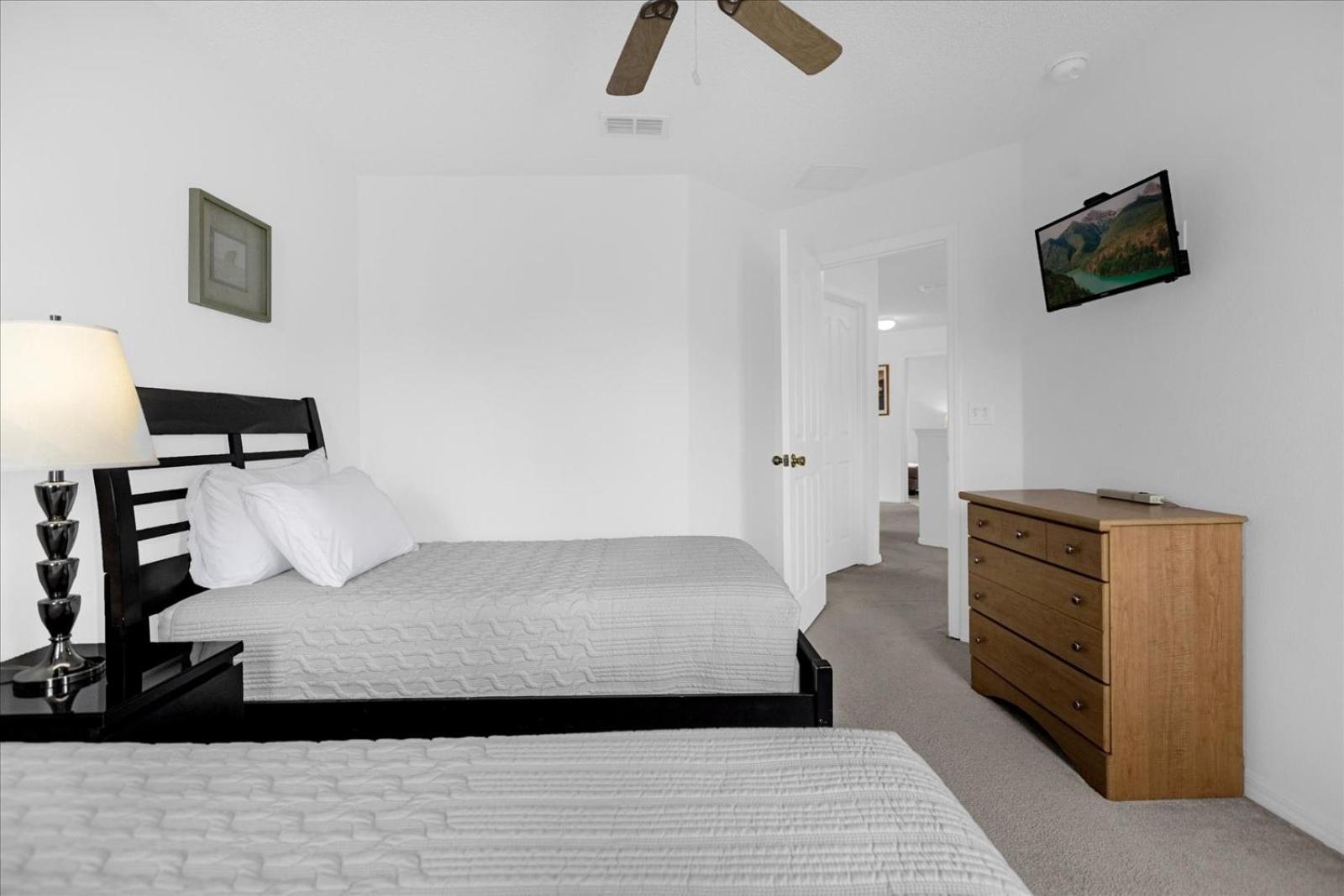 Bluelakeview Luxury Villa with Private Pool & Spa plus Lake Views, BBQ, Games Room