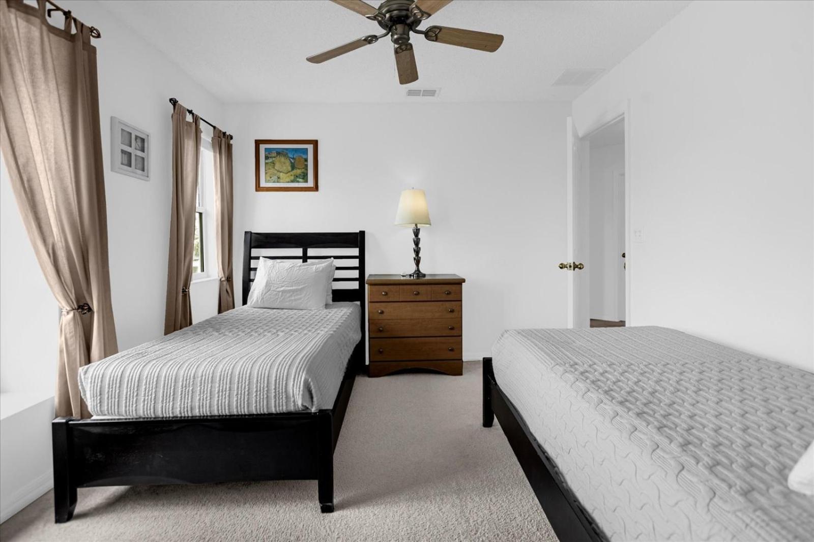 Bluelakeview Luxury Villa with Private Pool & Spa plus Lake Views, BBQ, Games Room