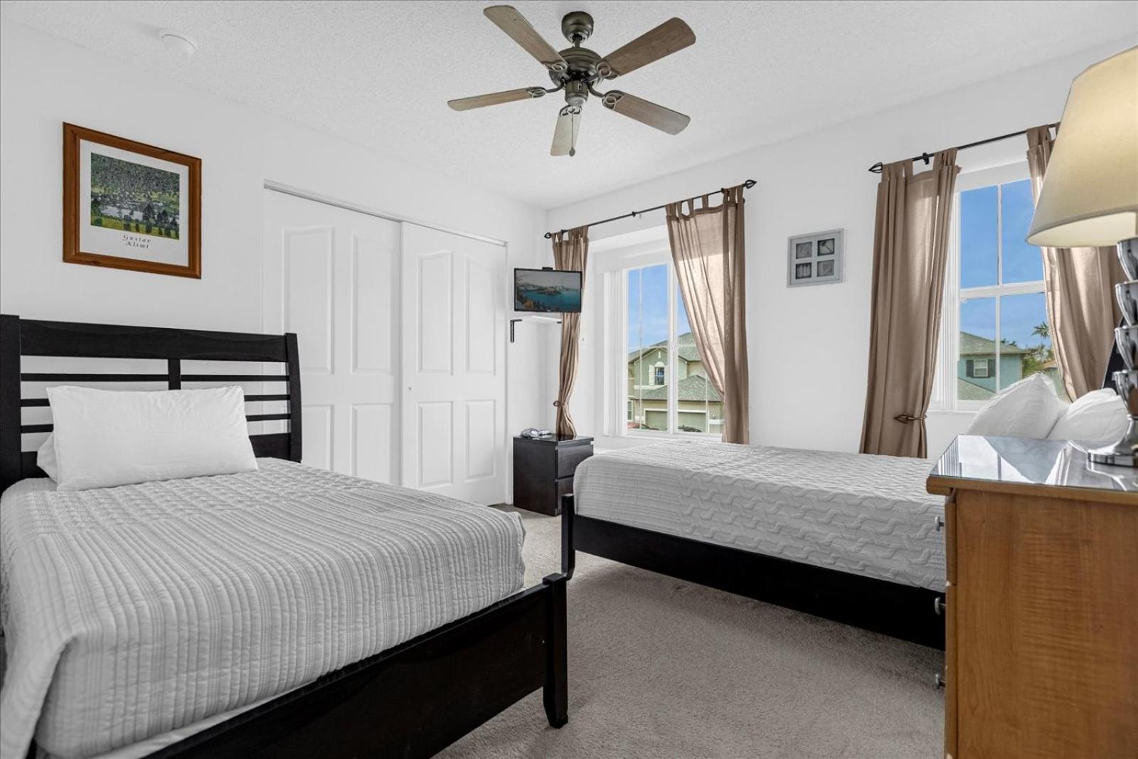 Bluelakeview Luxury Villa with Private Pool & Spa plus Lake Views, BBQ, Games Room