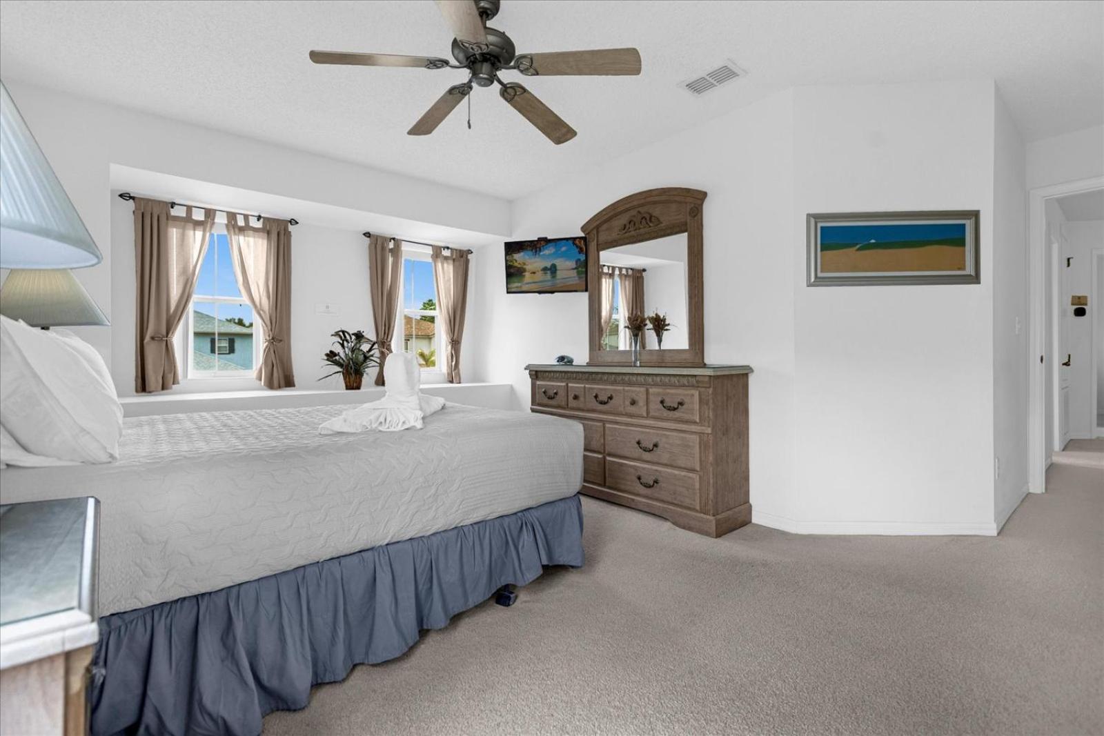 Bluelakeview Luxury Villa with Private Pool & Spa plus Lake Views, BBQ, Games Room