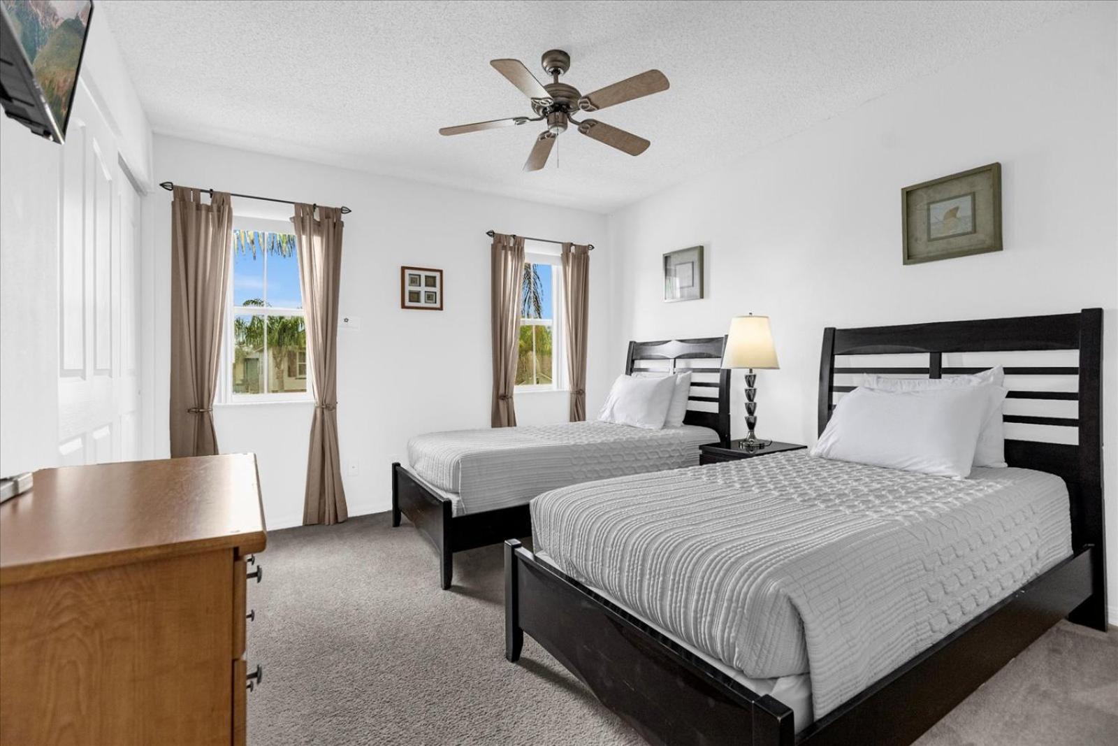 Bluelakeview Luxury Villa with Private Pool & Spa plus Lake Views, BBQ, Games Room