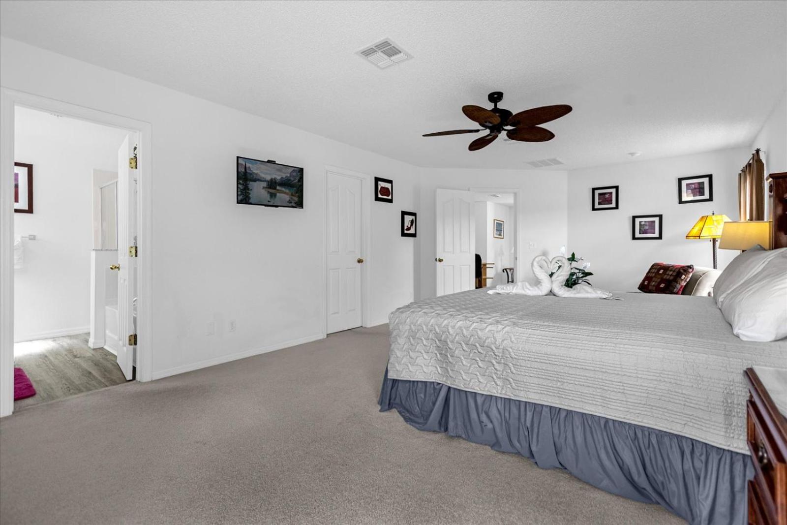 Bluelakeview Luxury Villa with Private Pool & Spa plus Lake Views, BBQ, Games Room