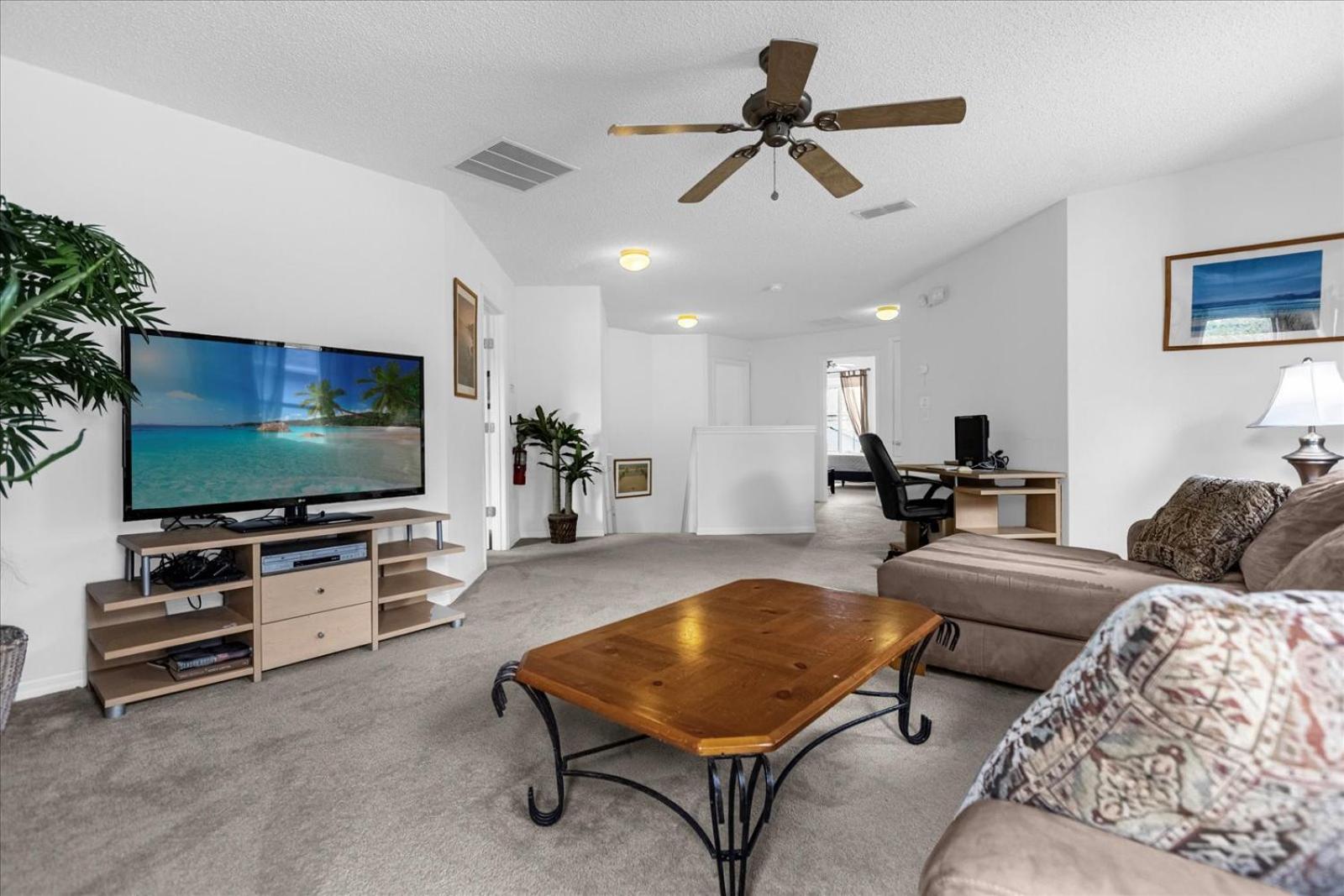 Bluelakeview Luxury Villa with Private Pool & Spa plus Lake Views, BBQ, Games Room